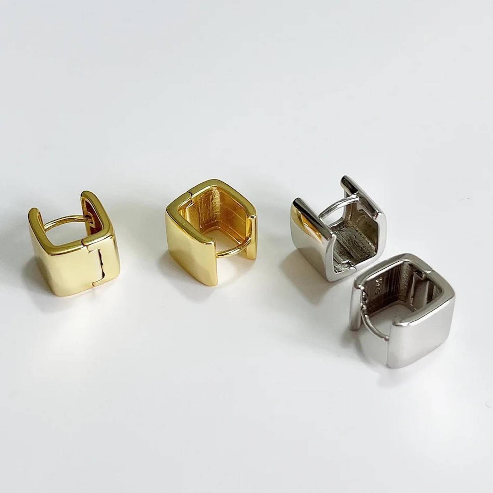Aretes ARETIZE Cuadrados de Plata de Ley 925 Baño en Oro de 18k Dorado Mujer Unitalla + Caja de Regalo 