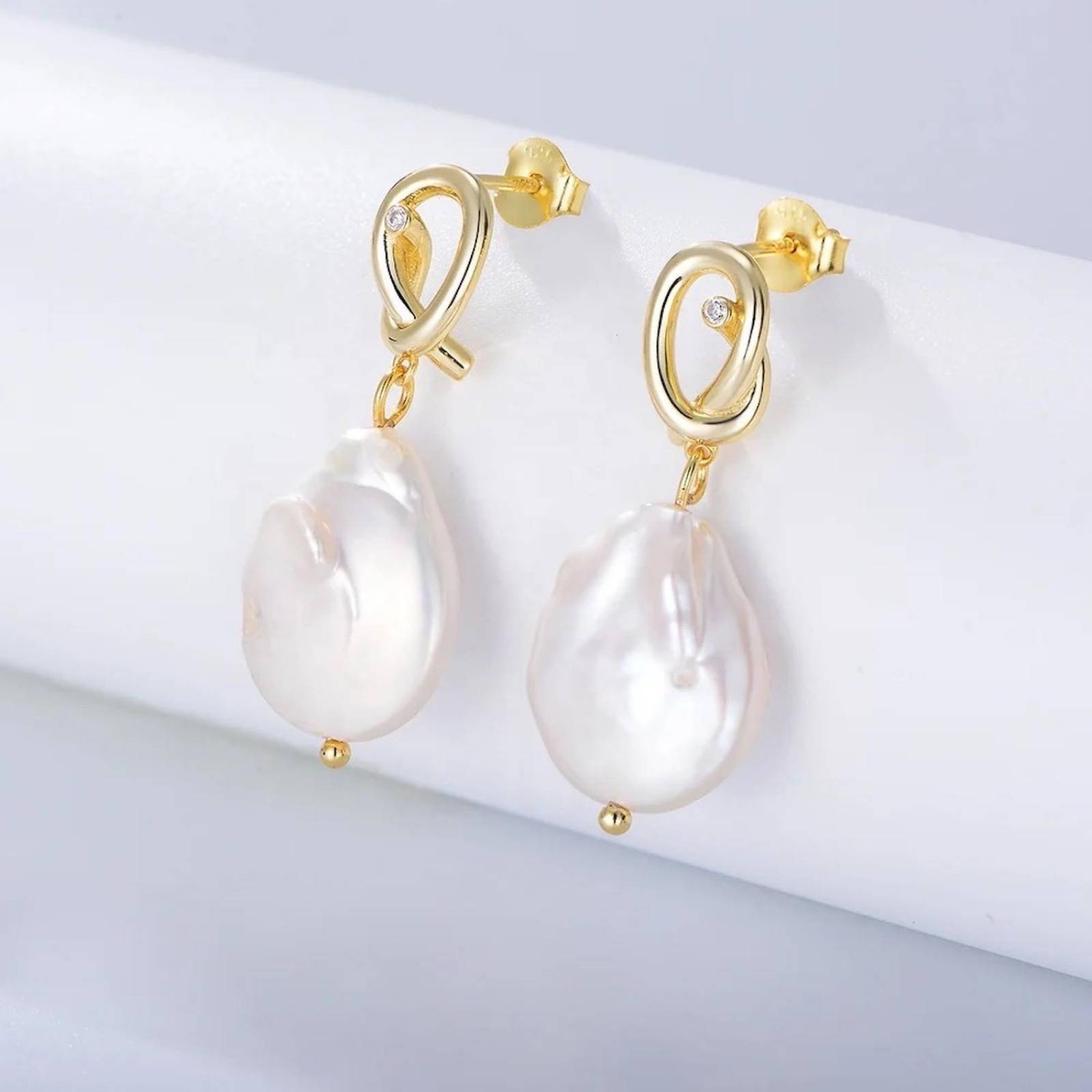 Aretes ARETIZE Perlas grandes de Plata de Ley 925 Baño en Oro de 18k Perlas Dorado Mujer Unitalla + Caja de Regalo 
