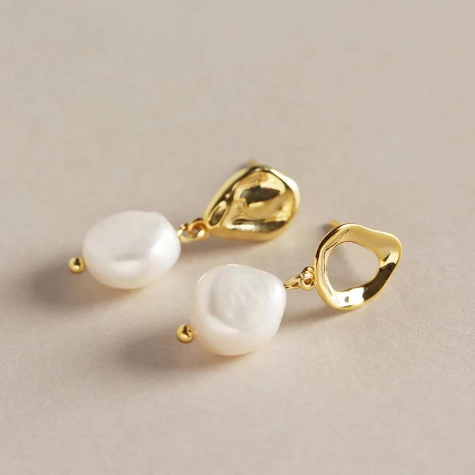 Aretes ARETIZE Perlas colgantes de Plata de Ley 925 Baño en Oro de 18k Perlas Dorado Mujer Unitalla + Caja de Regalo 