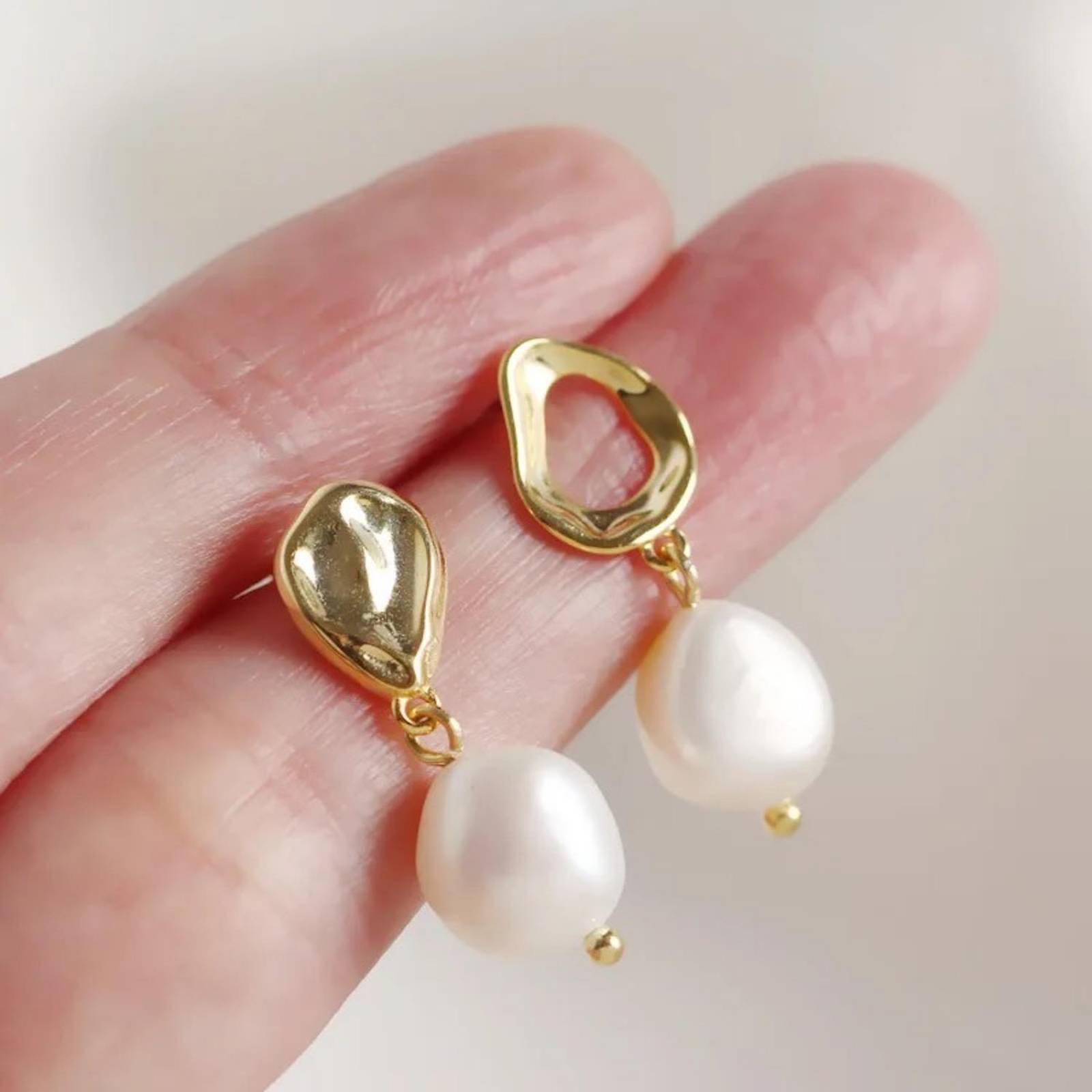 Aretes ARETIZE Perlas colgantes de Plata de Ley 925 Baño en Oro de 18k Perlas Dorado Mujer Unitalla + Caja de Regalo 
