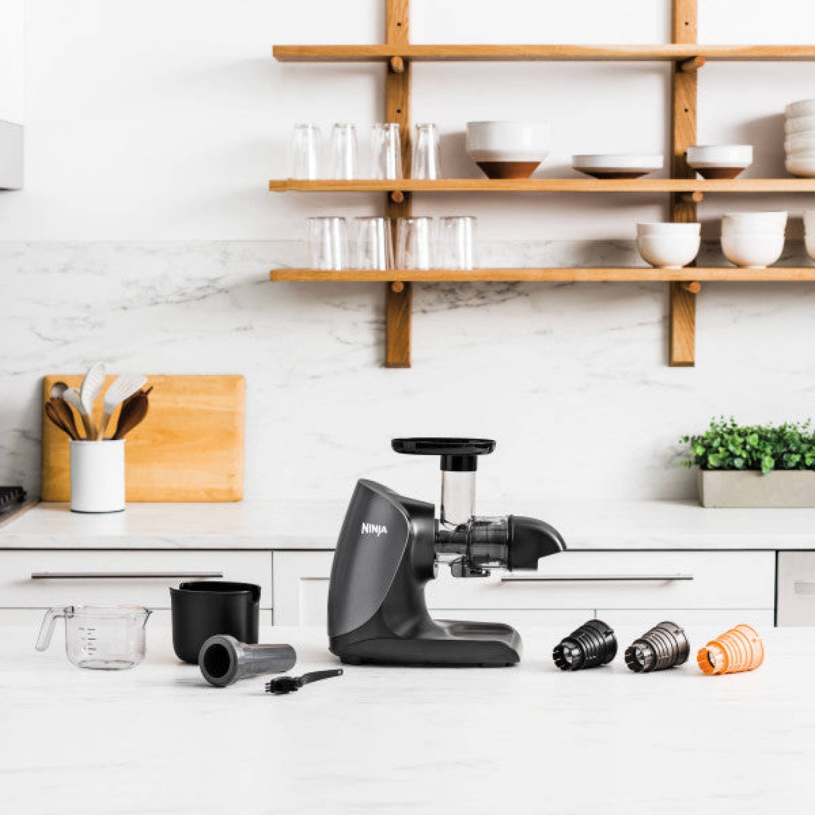 Extractor de jugos compacto y potente Ninja JC101
