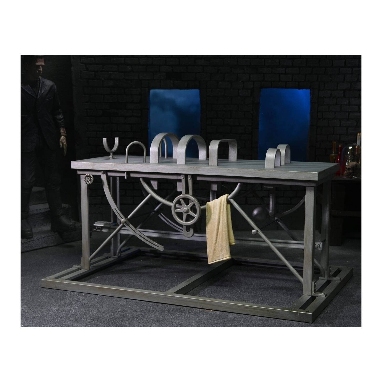 Neca Accessory: Universal Monsters Set Mesa de Frankenstein