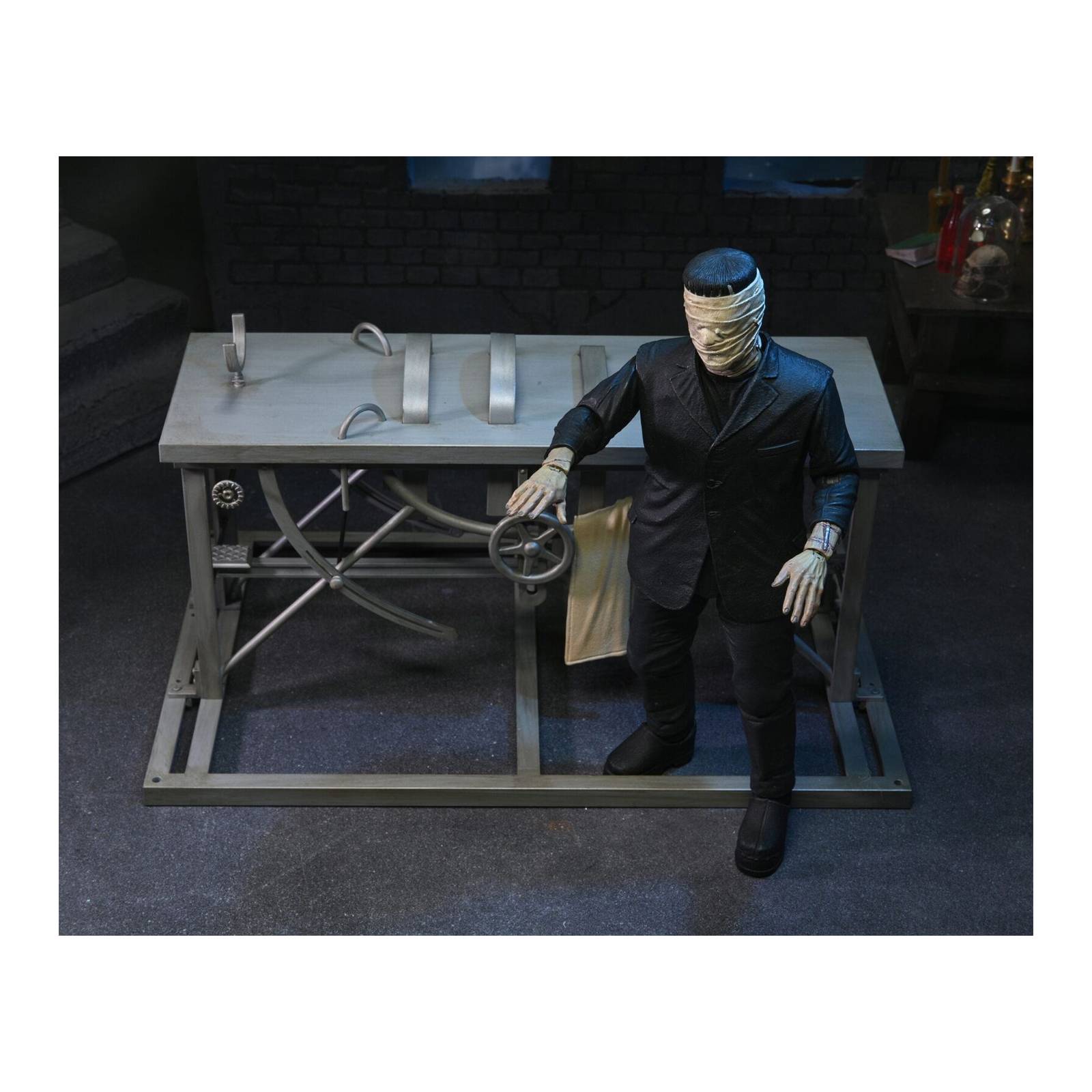 Neca Accessory: Universal Monsters Set Mesa de Frankenstein