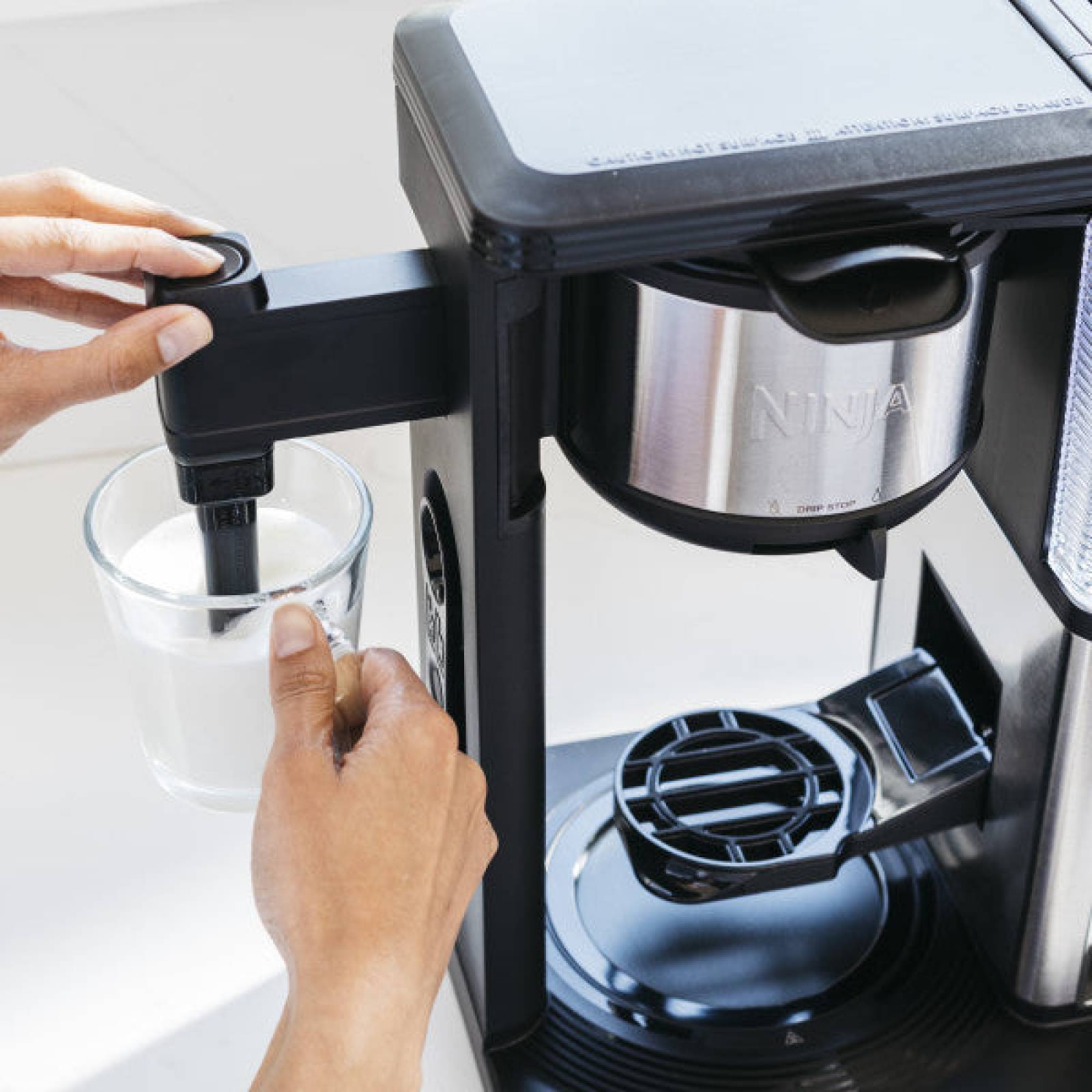 Cafetera Ninja CM401 10 tazas, 6 tamaños, 3 programas, espumador, cold brew, gris