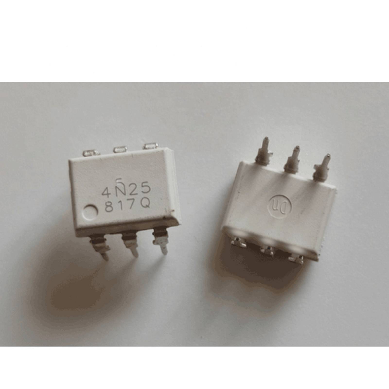 Optoacoplador 4N26 de Salida de Fototransistor Blanco.