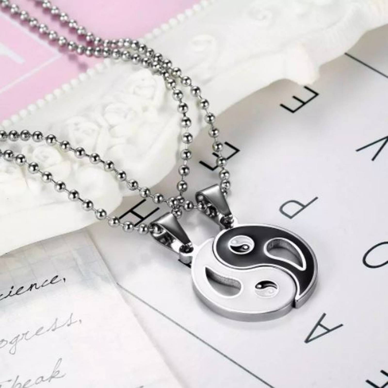 MADIOLA. Collar yin yang básico, collar pareja enamorados, amistad blanco y negro opuestos. Ying Yang