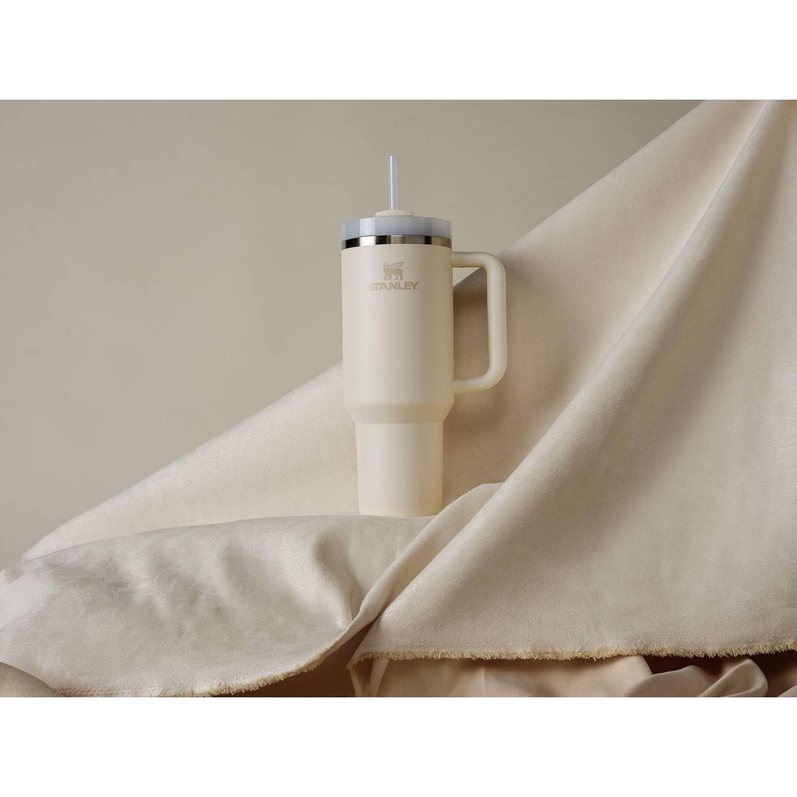 Termo Stanley Quencher H2.0 Flowstate 40 oz Color Crema Blanco 1.18L