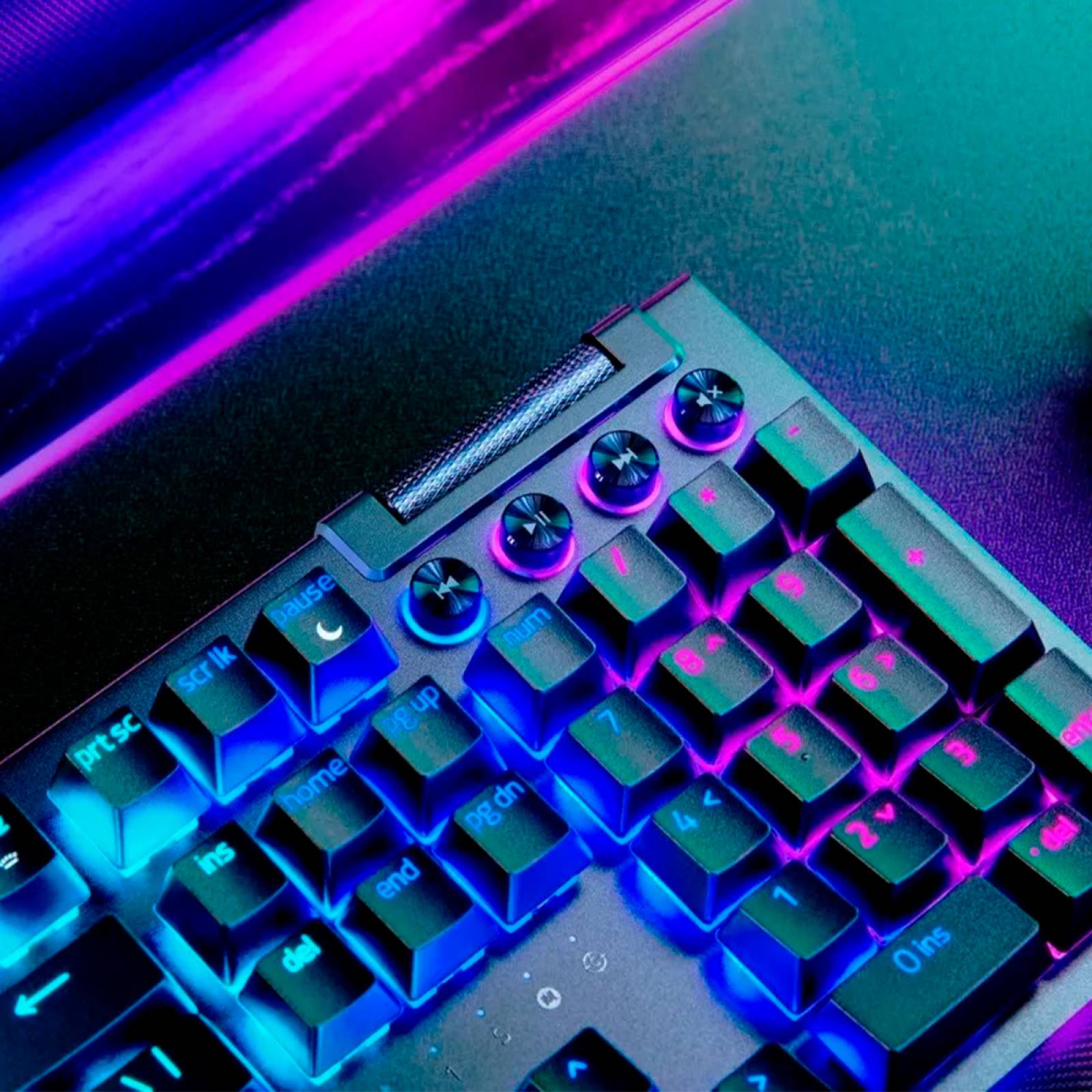 Teclado Mecánico Razer BlackWidow V4 Pro Switch Amarillo Reacondicionado Tipo A