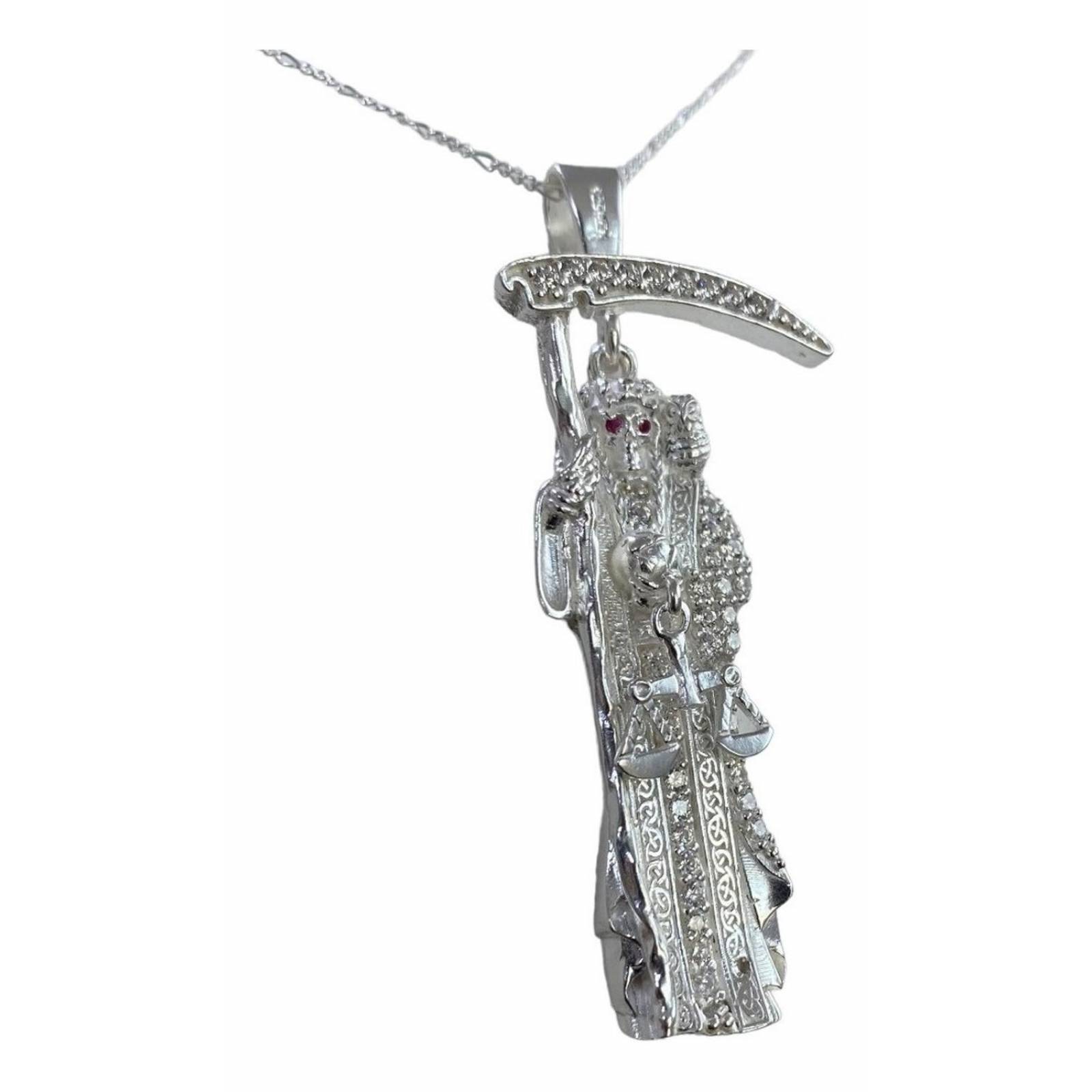 Medalla Santa Muerte Con Zirconias En Plata 925 + Cadena Alto/Ancho: 6.4 cm x 2.3 cm Guadaña grande