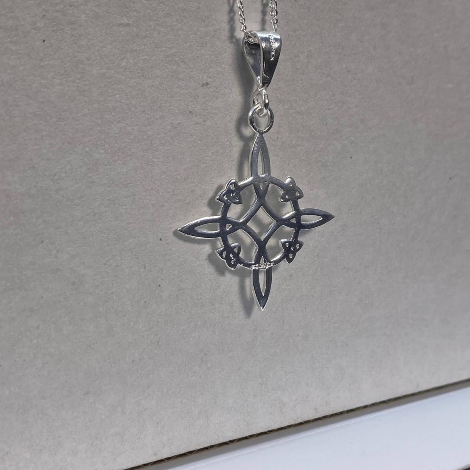 Dije Nudo De Bruja Grande En Plata Solida 925 Grande liso Alto/Ancho: 4.3 cm x 2.6 cm