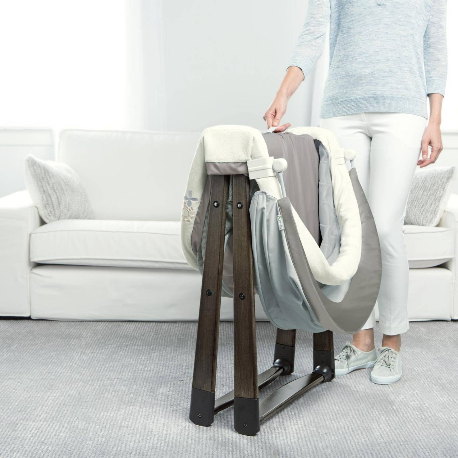 Cuna mecedora plegable de madera Ingenuity 11162 