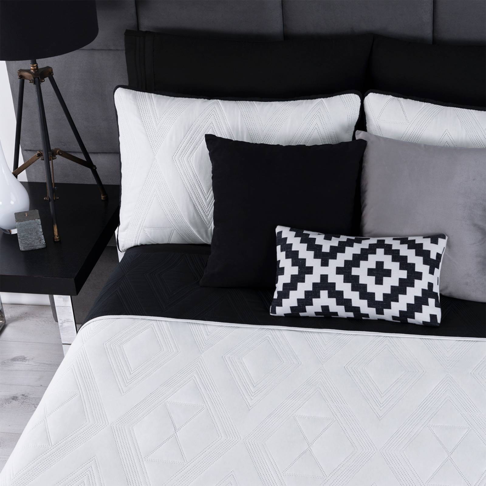 Edredón Ligero Individual Doble Vista con Funda Negro - Blanco REAL TEXTIL.