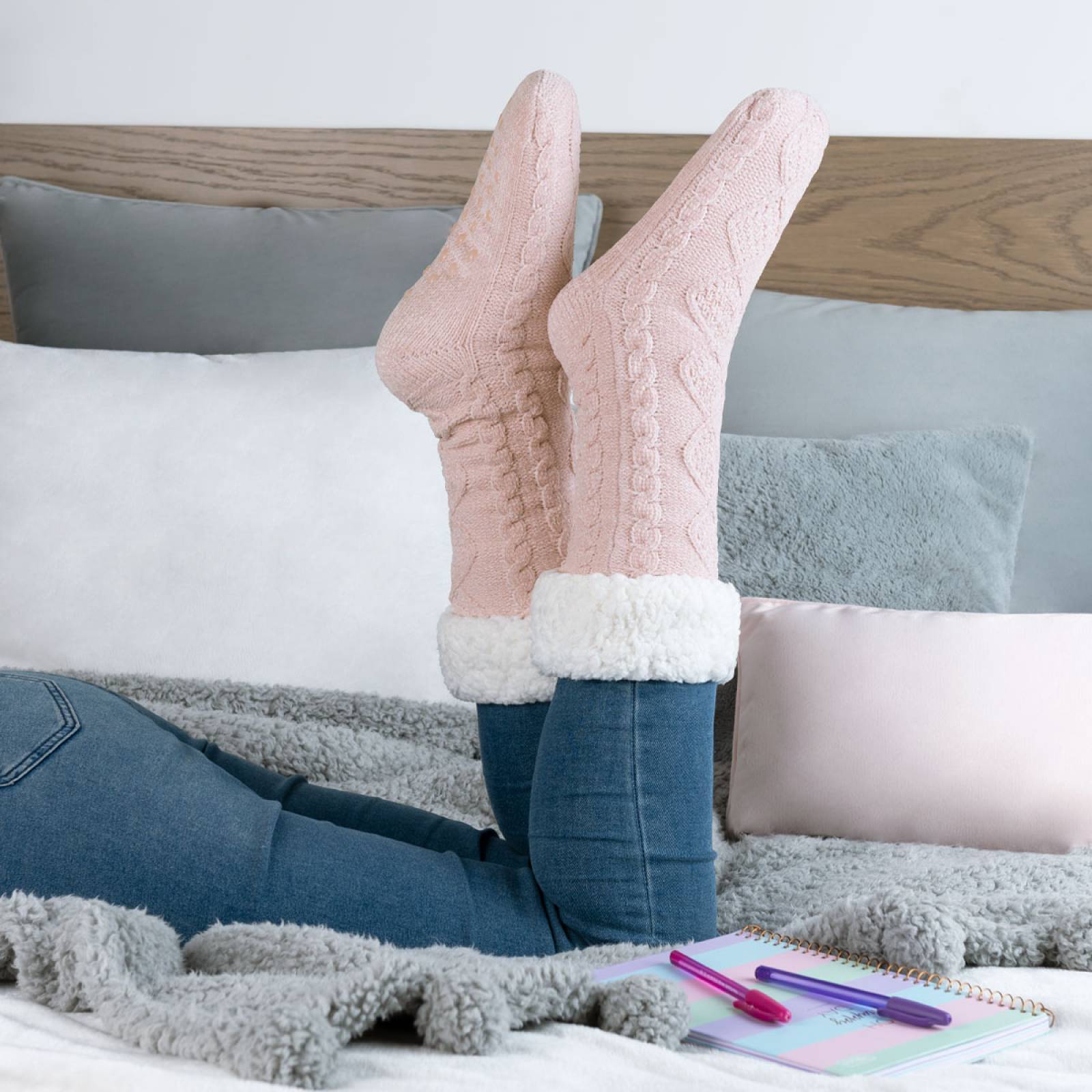 Calcetines Invernales Térmicos Pantuflas de Borrega para Invierno con Antiderrapante 1 Par Rosa REAL TEXTIL.