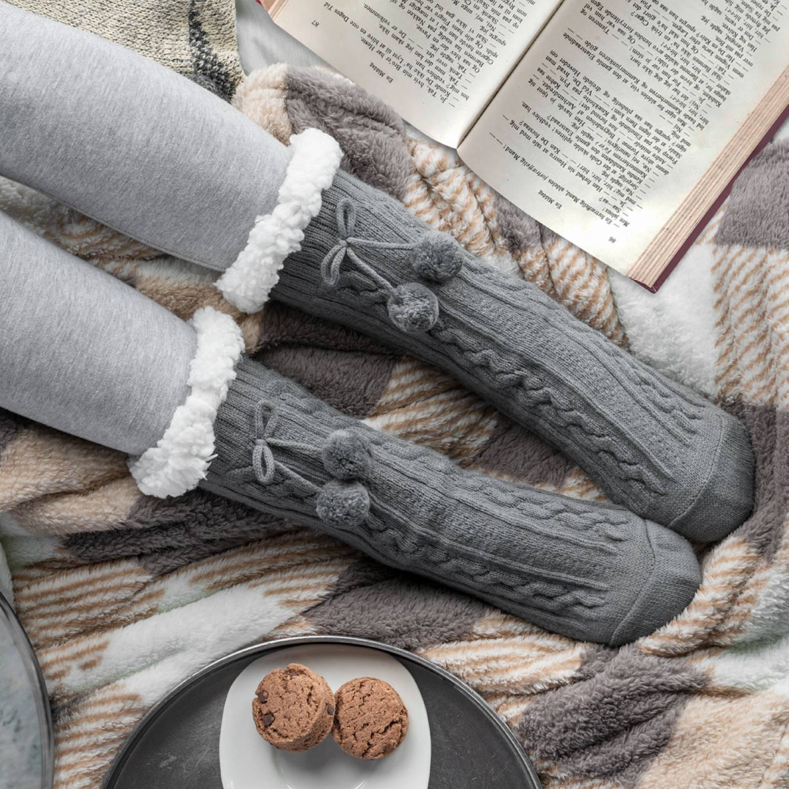 Calcetines Invernales Térmicos Borrega/ Antiderrapante 1 Par Gris con pompones REAL TEXTIL