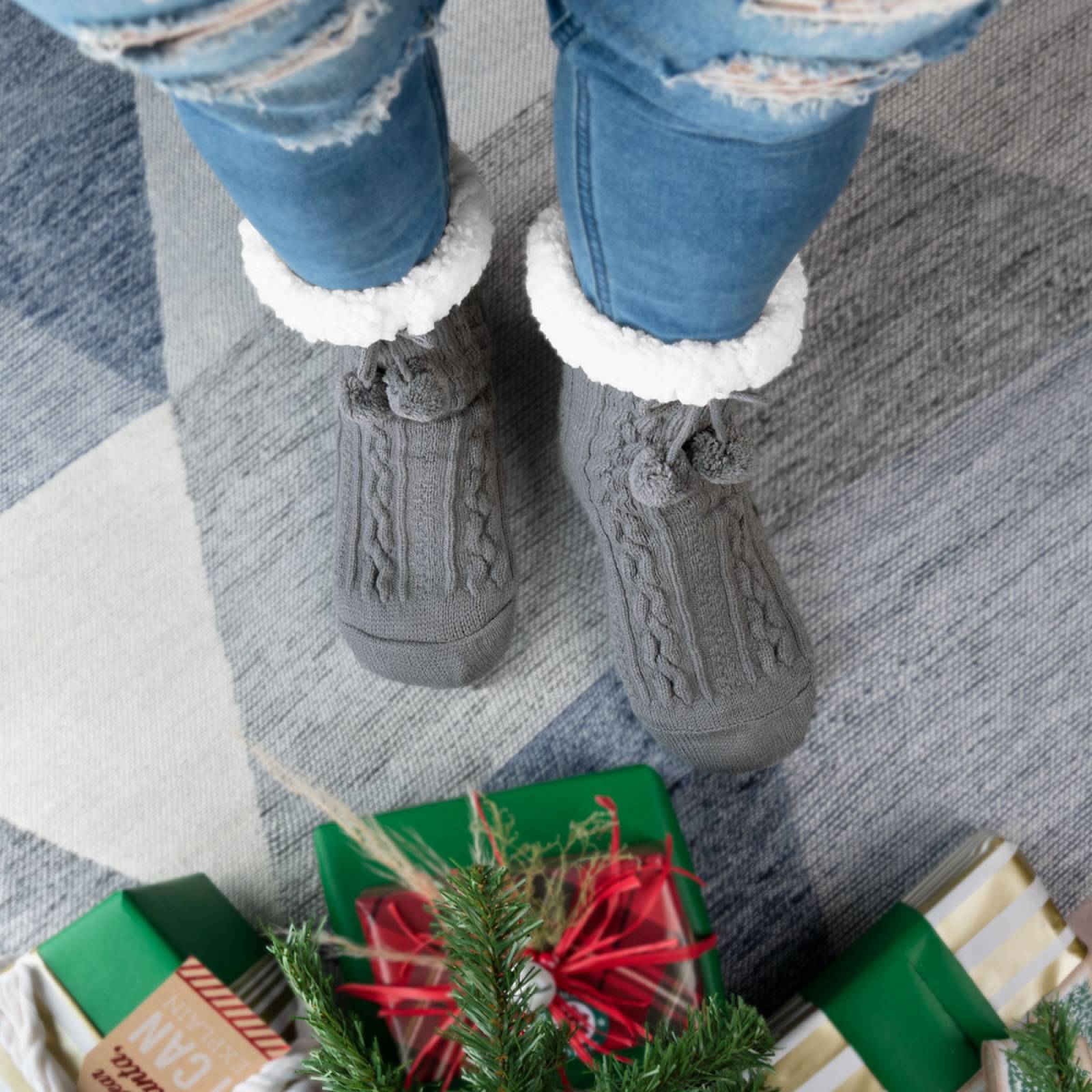 Calcetines Invernales Térmicos Borrega/ Antiderrapante 1 Par Gris con pompones REAL TEXTIL