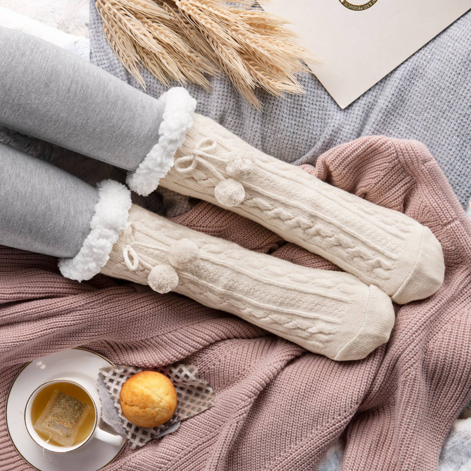 Calcetines Invernales Térmicos Pantuflas de Borrega para Invierno con Antiderrapante 1 Par Beige con Pompones REAL TEXTIL.
