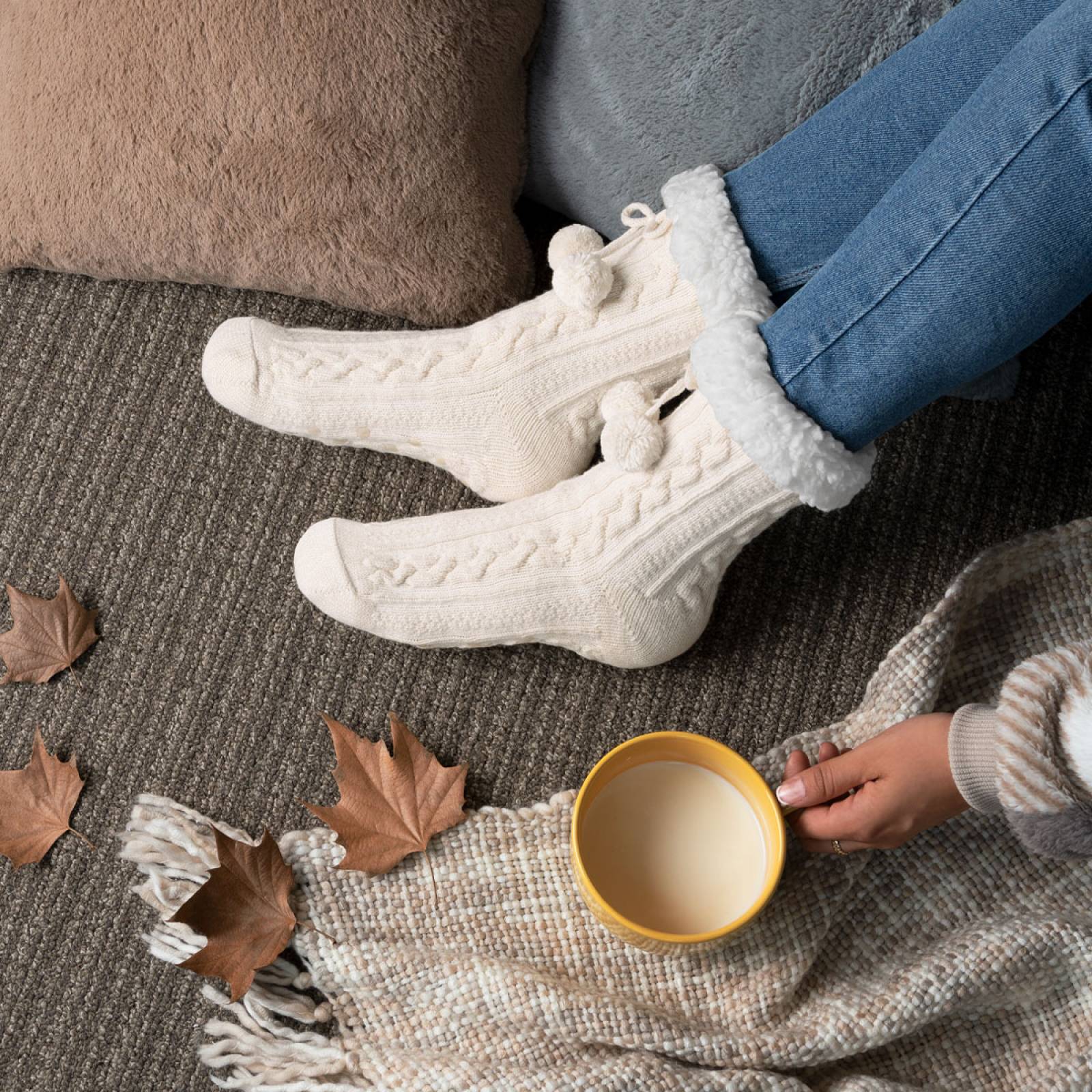 Calcetines Invernales Térmicos Pantuflas de Borrega para Invierno con Antiderrapante 1 Par Beige con Pompones REAL TEXTIL.