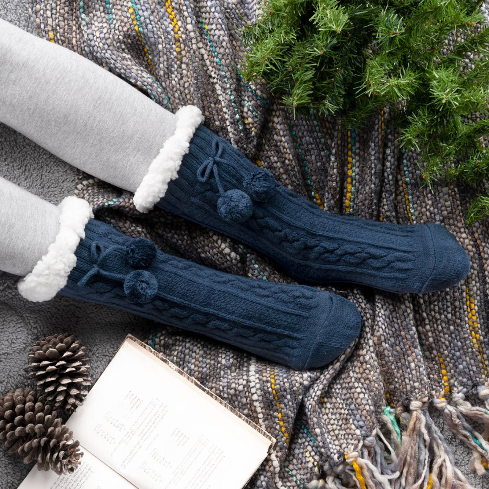 Calcetines Invernales Térmicos Pantuflas de Borrega para Invierno con Antiderrapante 1 Par Azul con Pompones REAL TEXTIL.