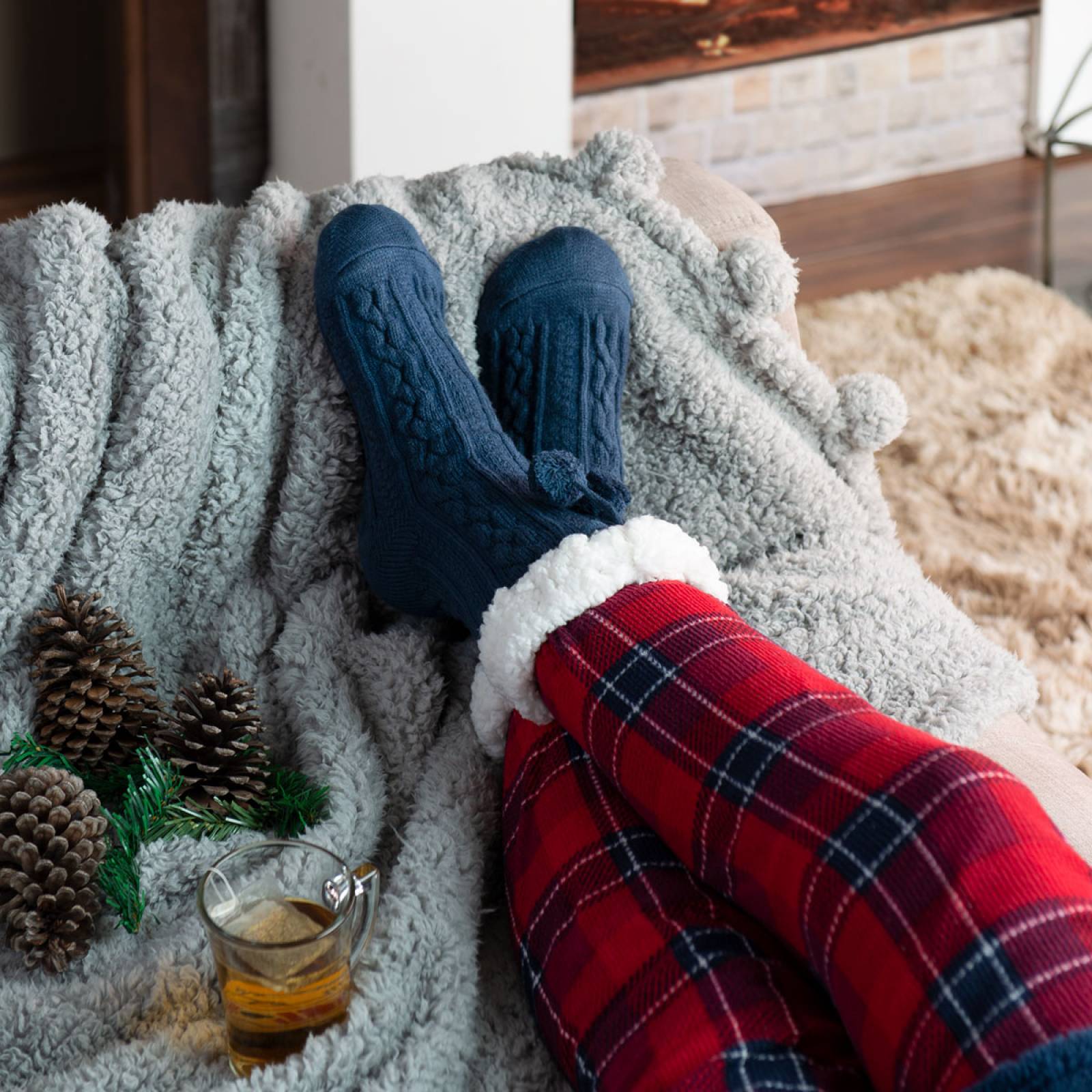 Calcetines Invernales Térmicos Pantuflas de Borrega para Invierno con Antiderrapante 1 Par Azul con Pompones REAL TEXTIL.