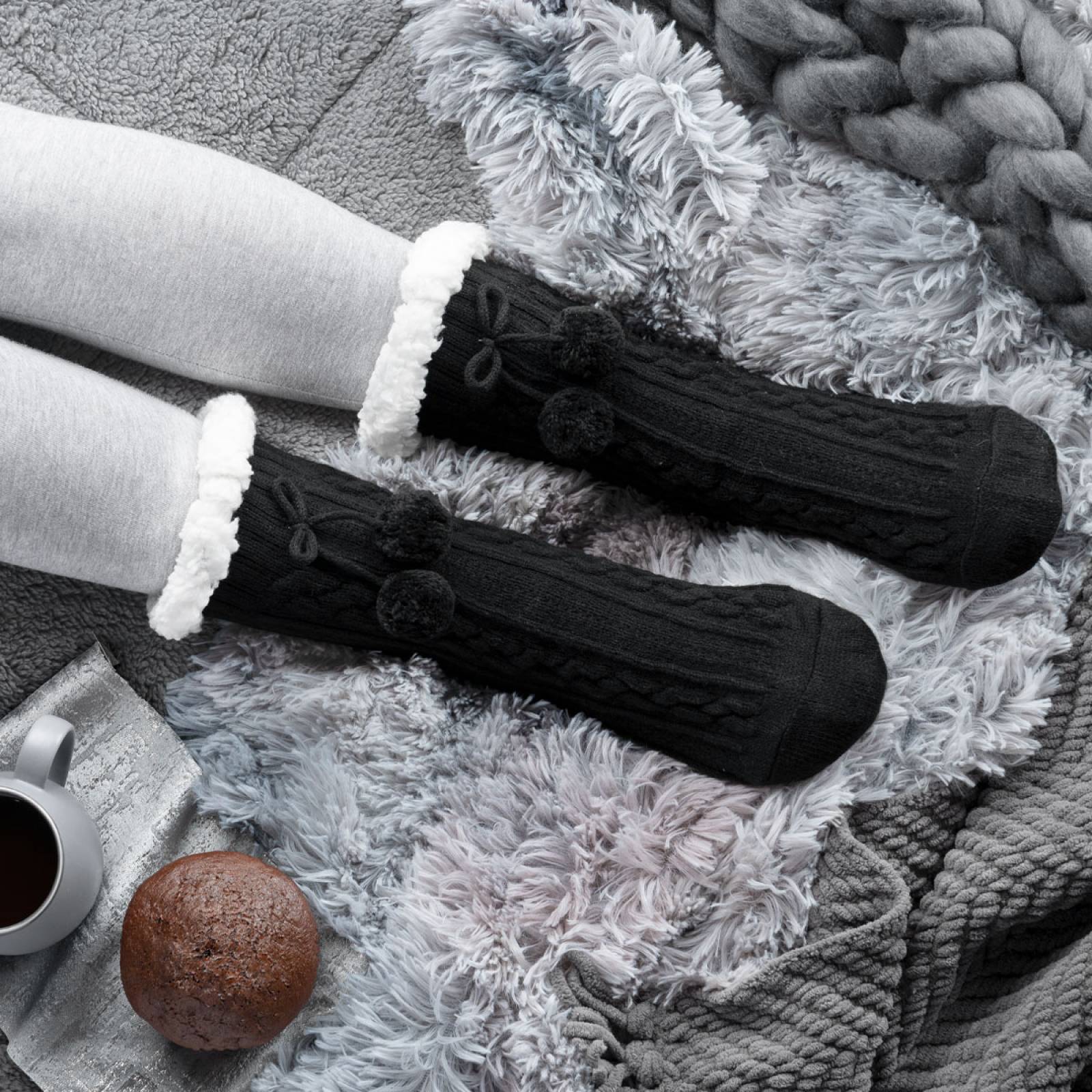 Calcetines Invernales Térmicos Pantuflas de Borrega para Invierno con Antiderrapante 1 Par Negro con Pompones REAL TEXTIL.