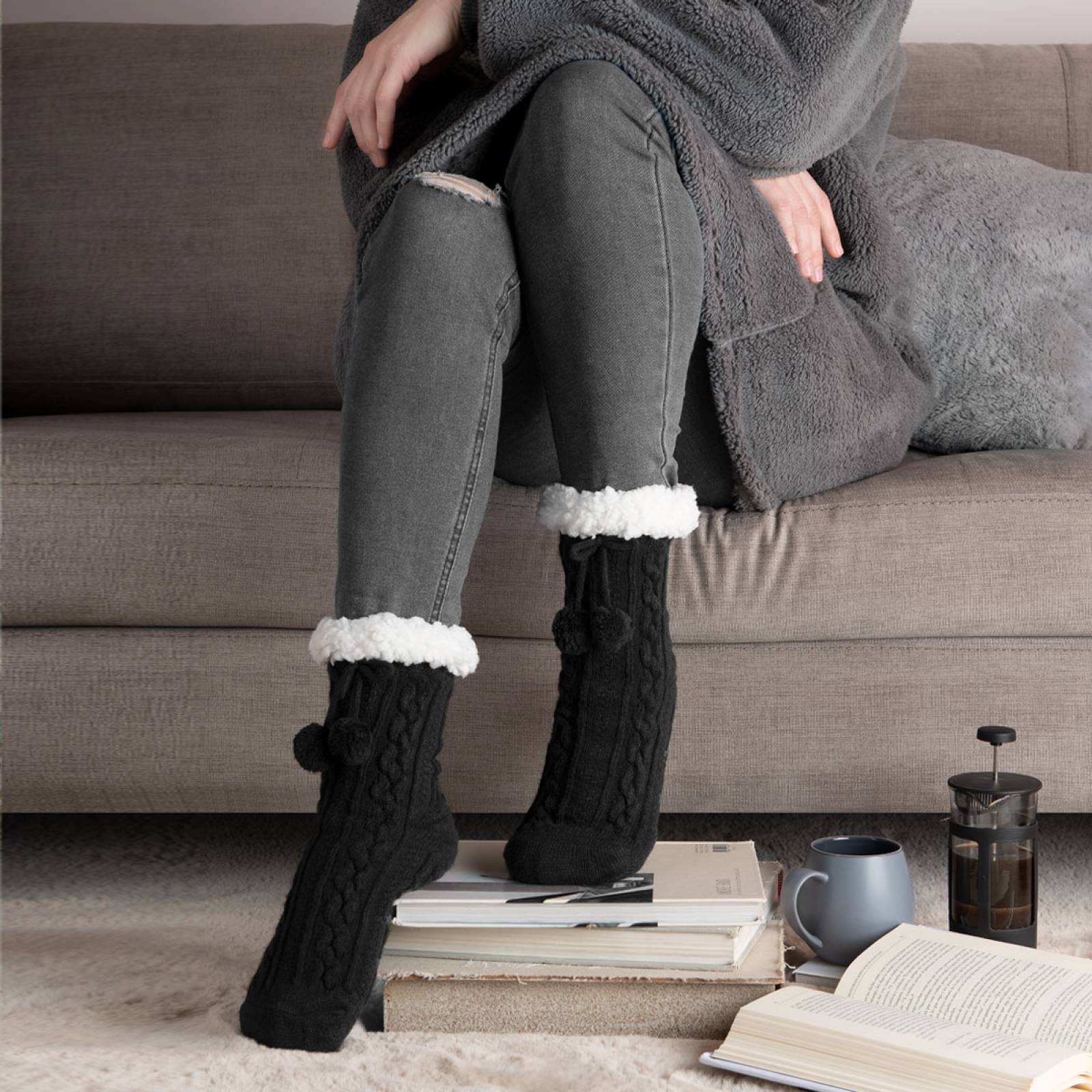 Calcetines Invernales Térmicos Pantuflas de Borrega para Invierno con Antiderrapante 1 Par Negro con Pompones REAL TEXTIL.