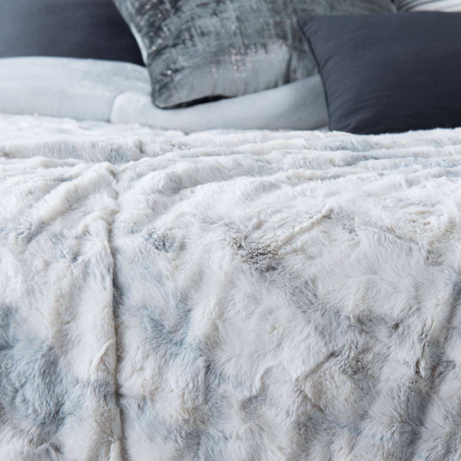 Cobertor Matrimonial Jumbo Edredón Invernal Luxus Afelpado Carrara (blanco-gris) ESQUIMAL