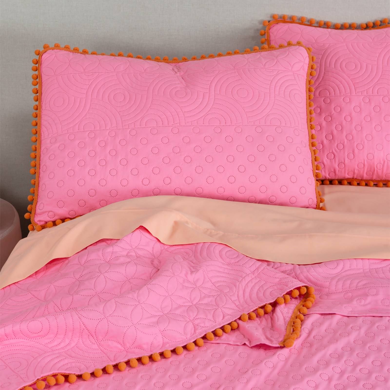 Edredón Ligero con Pompones King Size y Fundas de Almohada Rosa Naranja REAL TEXTIL.