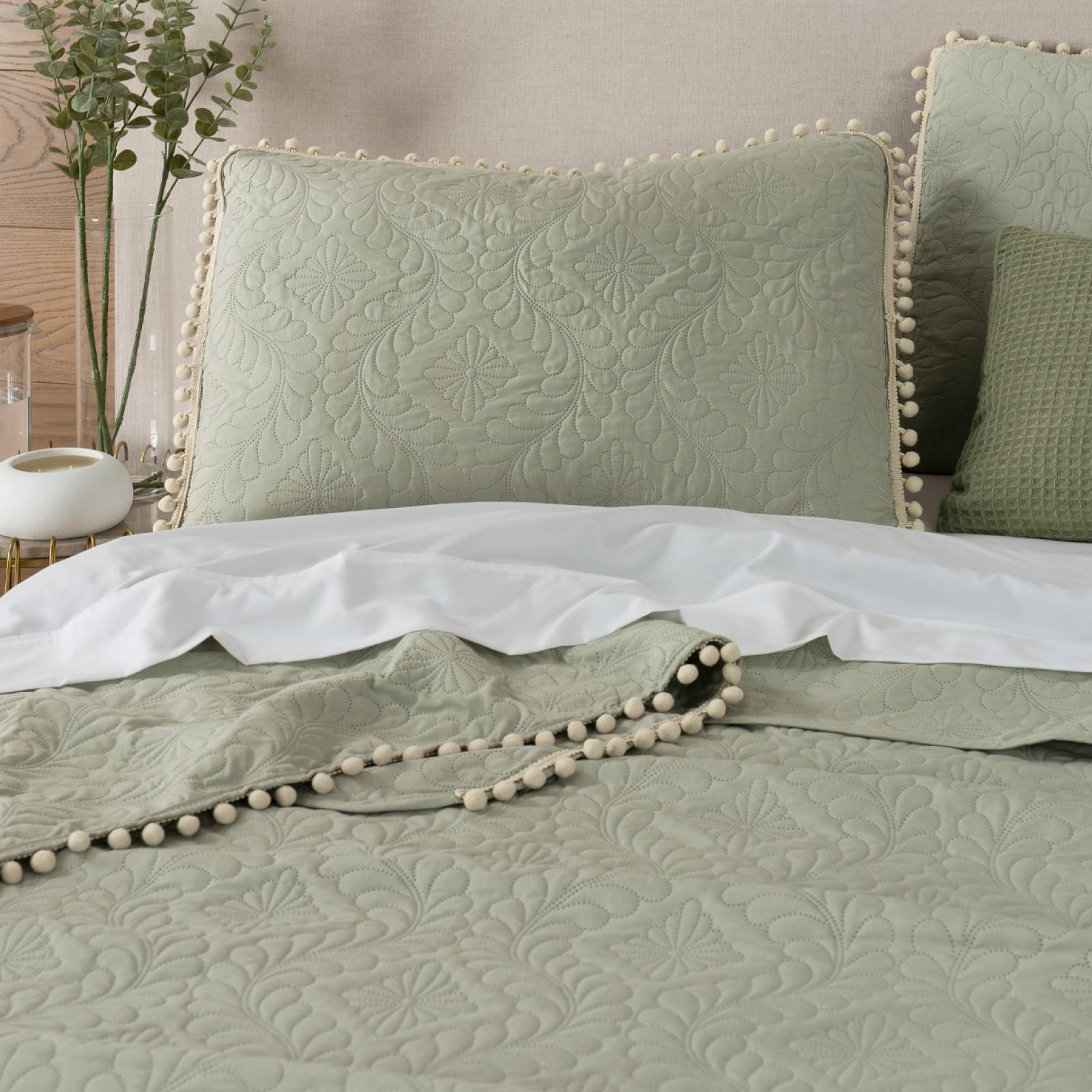 Edredón Ligero con Pompones Matrimonial y Fundas de Almohada Verde Claro Beige REAL TEXTIL.