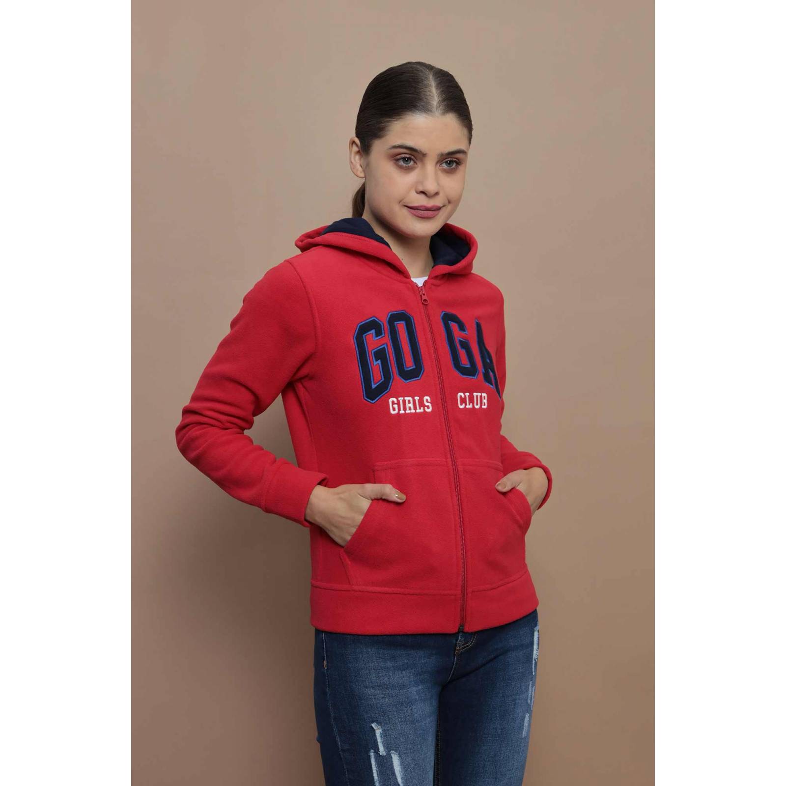 Sudadera polar bordada con manga larga, capucha ajustable, bolsas frontales y cierre.