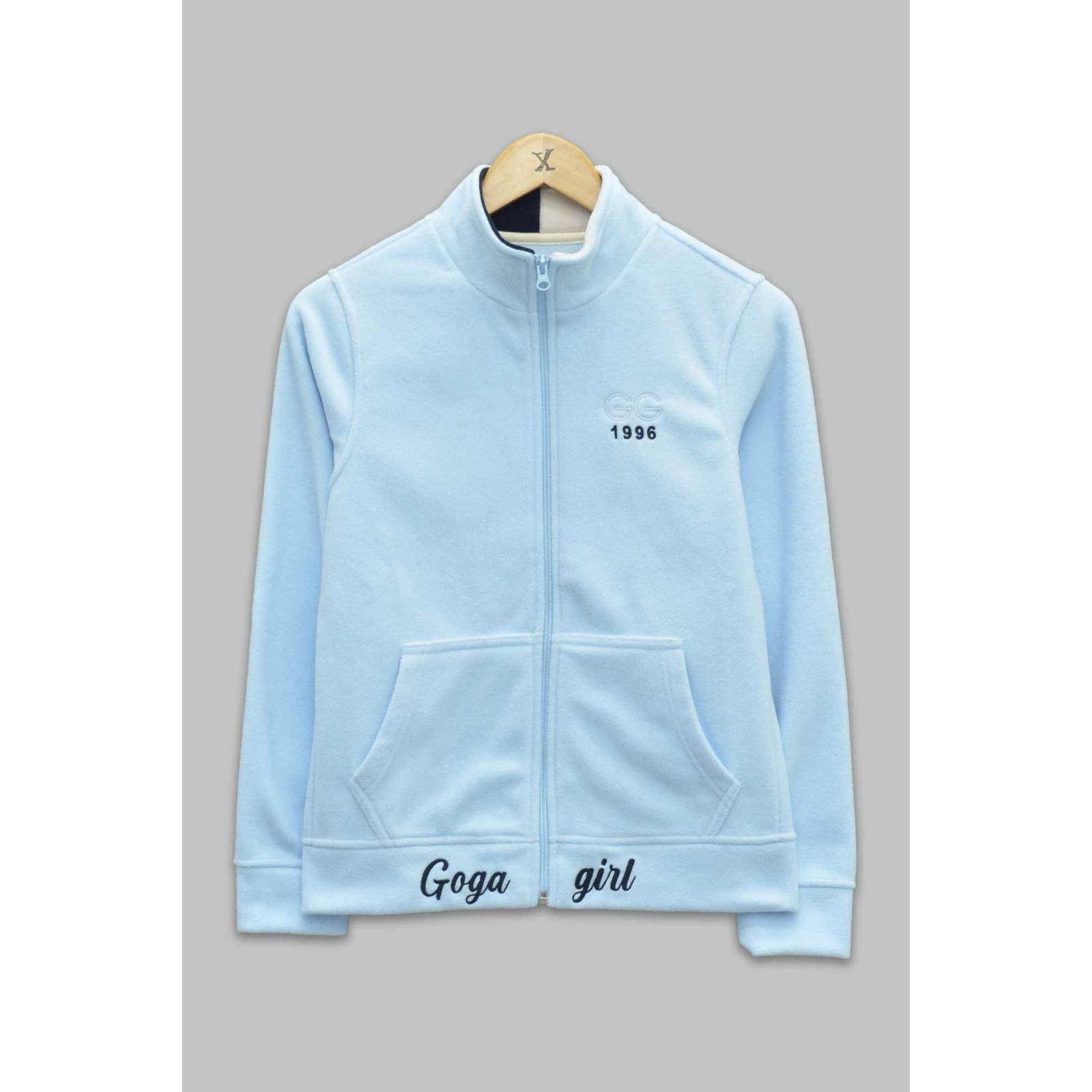 Sudadera polar bordada con manga larga, bolsas frontales y cierre.