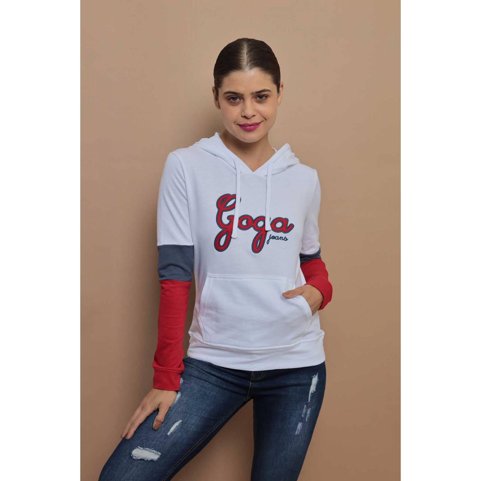 Sudadera French Terry estampada con manga larga, capucha ajustable, bolsas frontales.