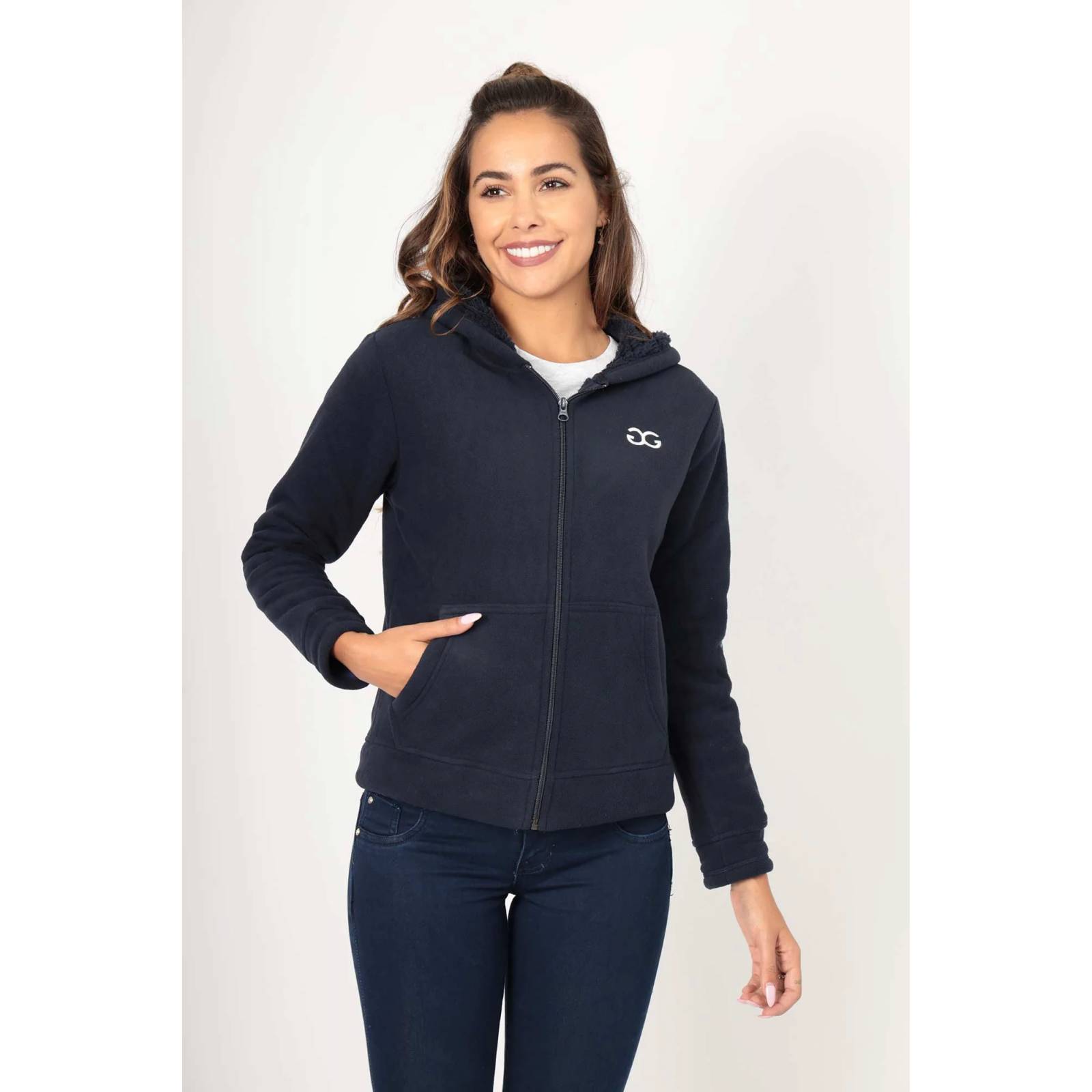 Sudadera polar sherpa bordada con manga larga, capucha ajustable, bolsas frontales y cierre.