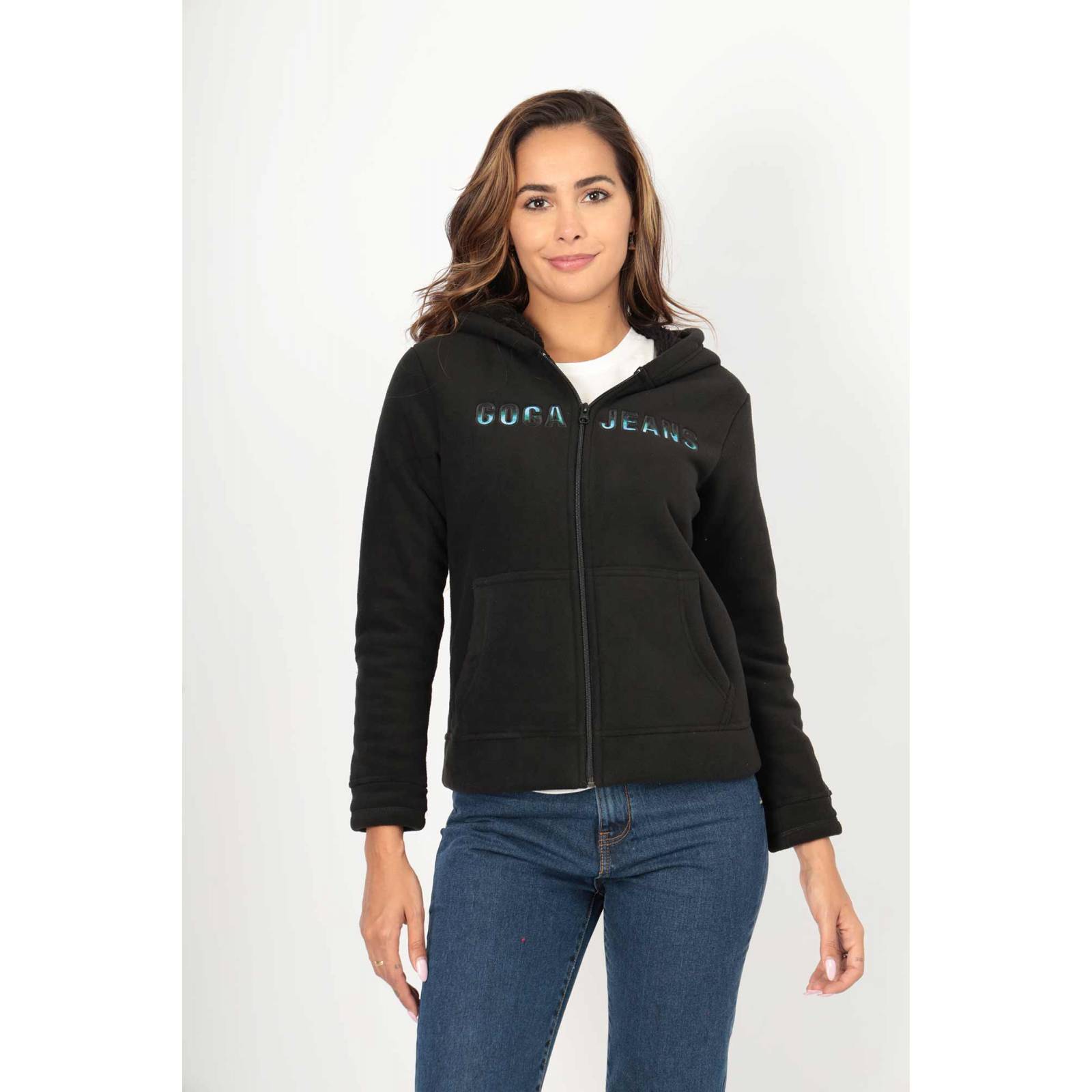 Sudadera polar sherpa bordada con manga larga, capucha ajustable, bolsas frontales y cierre.