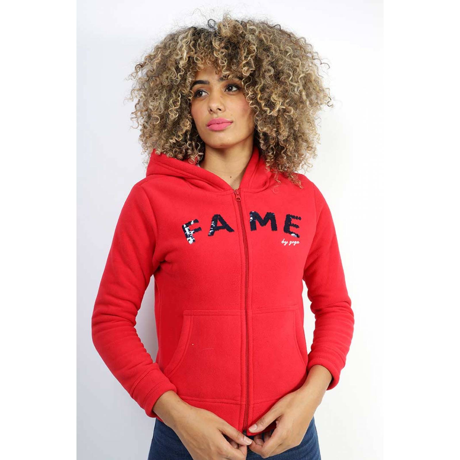 Sudadera polar sherpa bordada con manga larga, capucha ajustable, bolsas frontales y cierre.