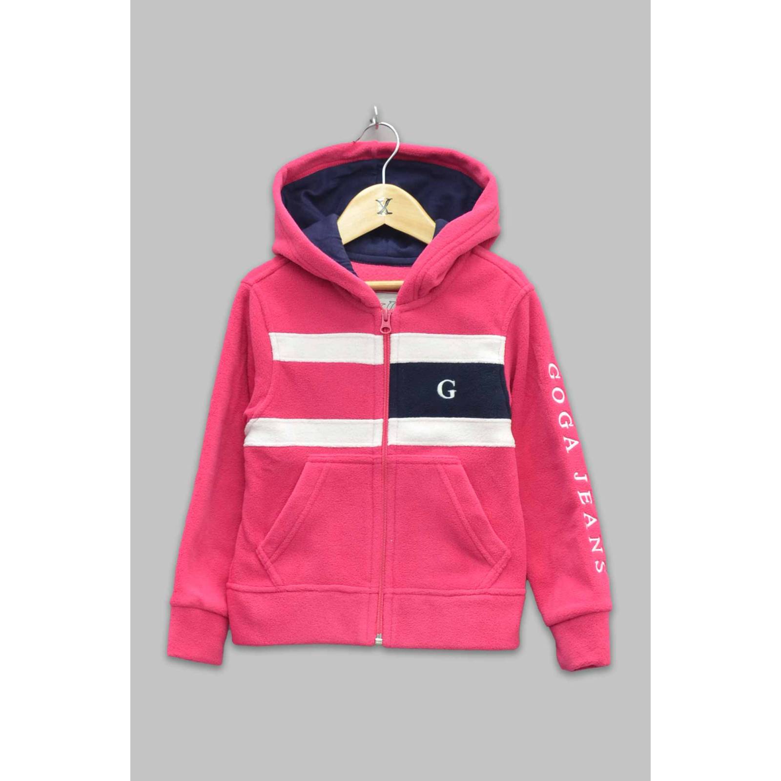 Sudadera polar bordada con manga larga, capucha ajustable, bolsas frontales y cierre.