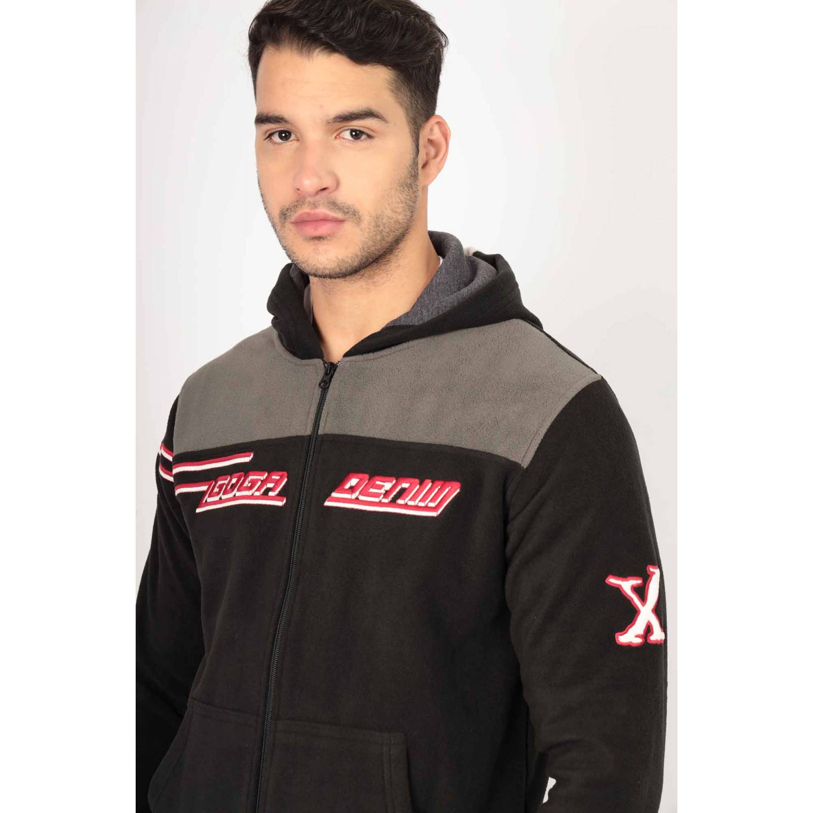 Sudadera polar bordada con manga larga, capucha ajustable, bolsas frontales y cierre.