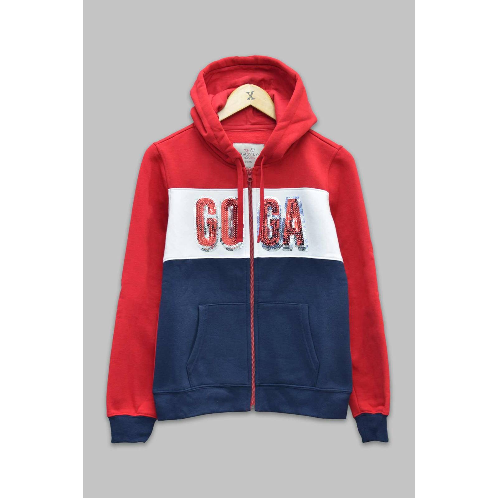 Sudadera felpa bordada con manga larga, capucha ajustable, bolsas frontales y cierre.