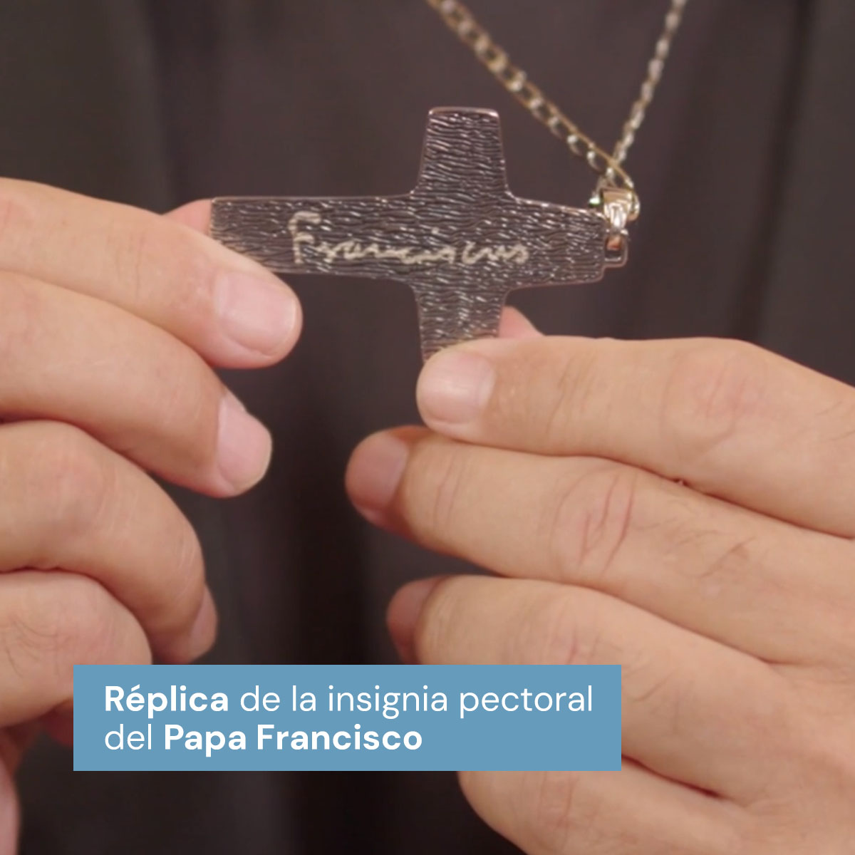 Cruz del Buen Pastor Papa Francisco Bañada en Platino con Cadena CRUZ MEDIANA