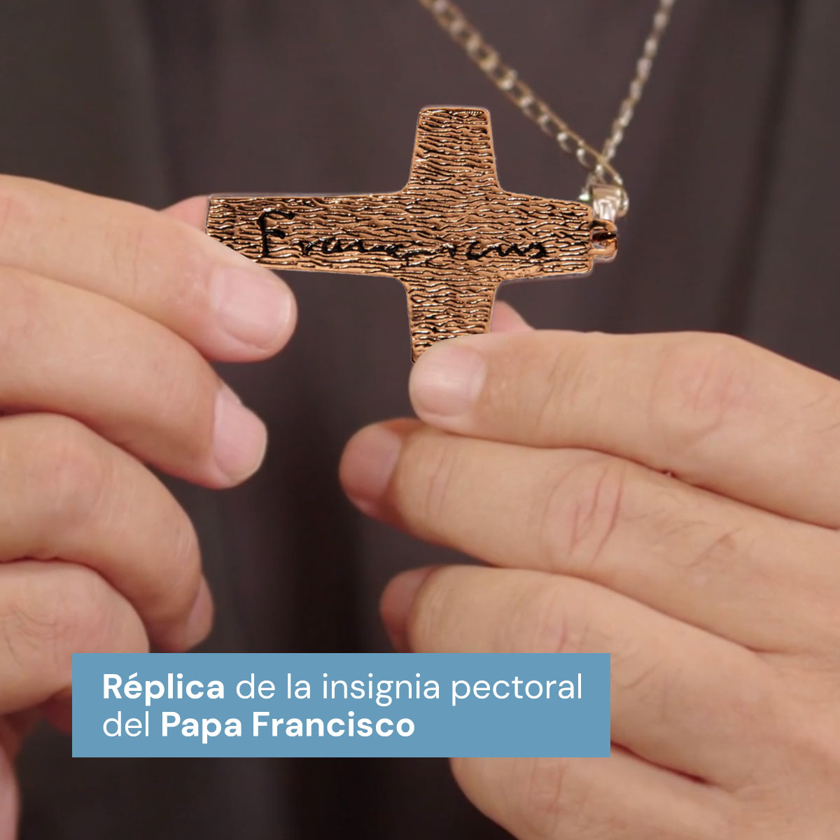 Cruz del Buen Pastor Papa Francisco Bañada en Oro 14k con Cadena CRUZ MEDIANA