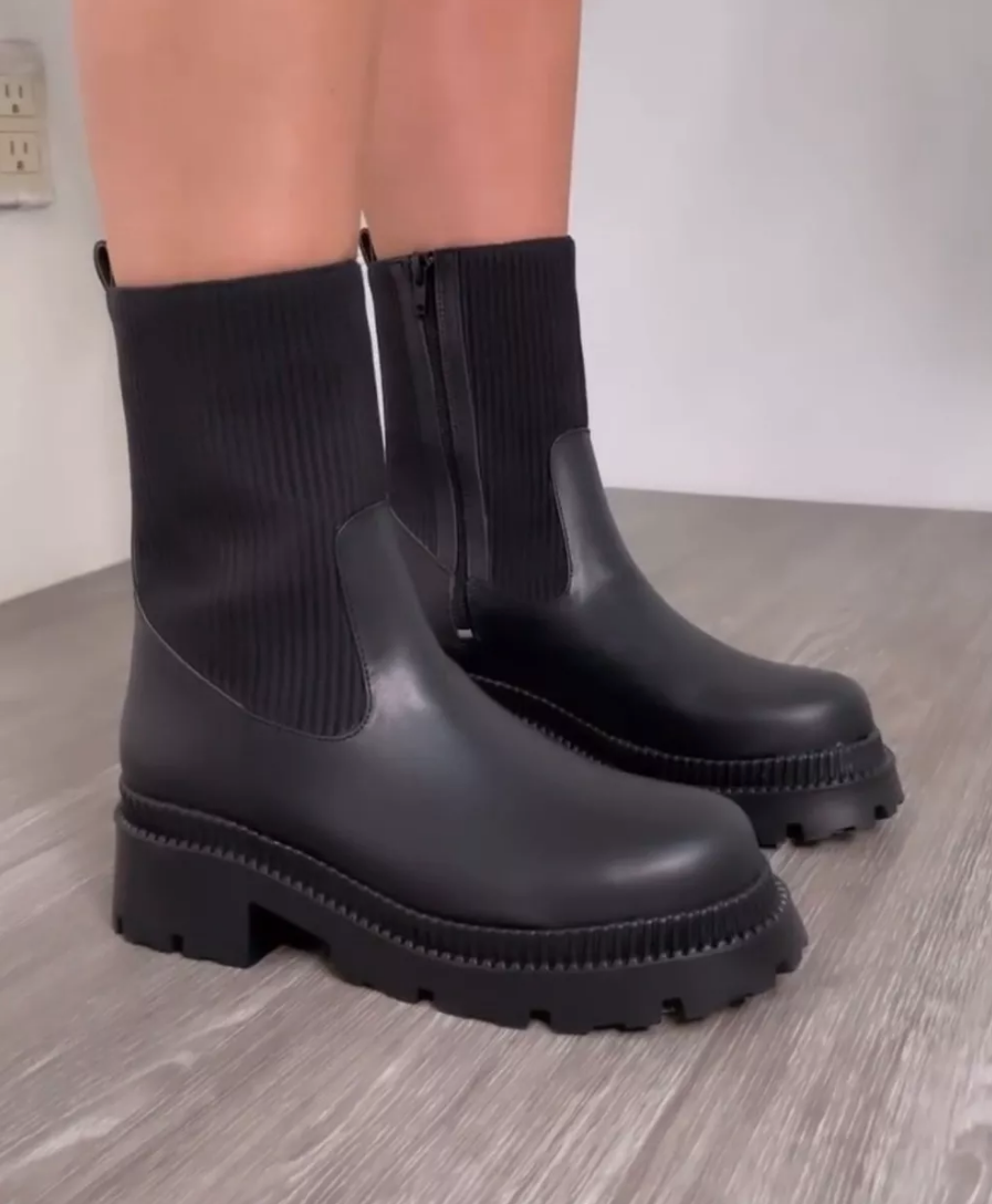 Bota negra larga tipo calcetín para dama