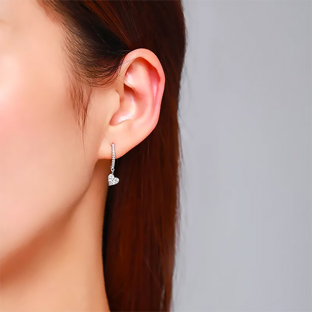 Aretes Tipo Huggies Con Colgante De Corazon.