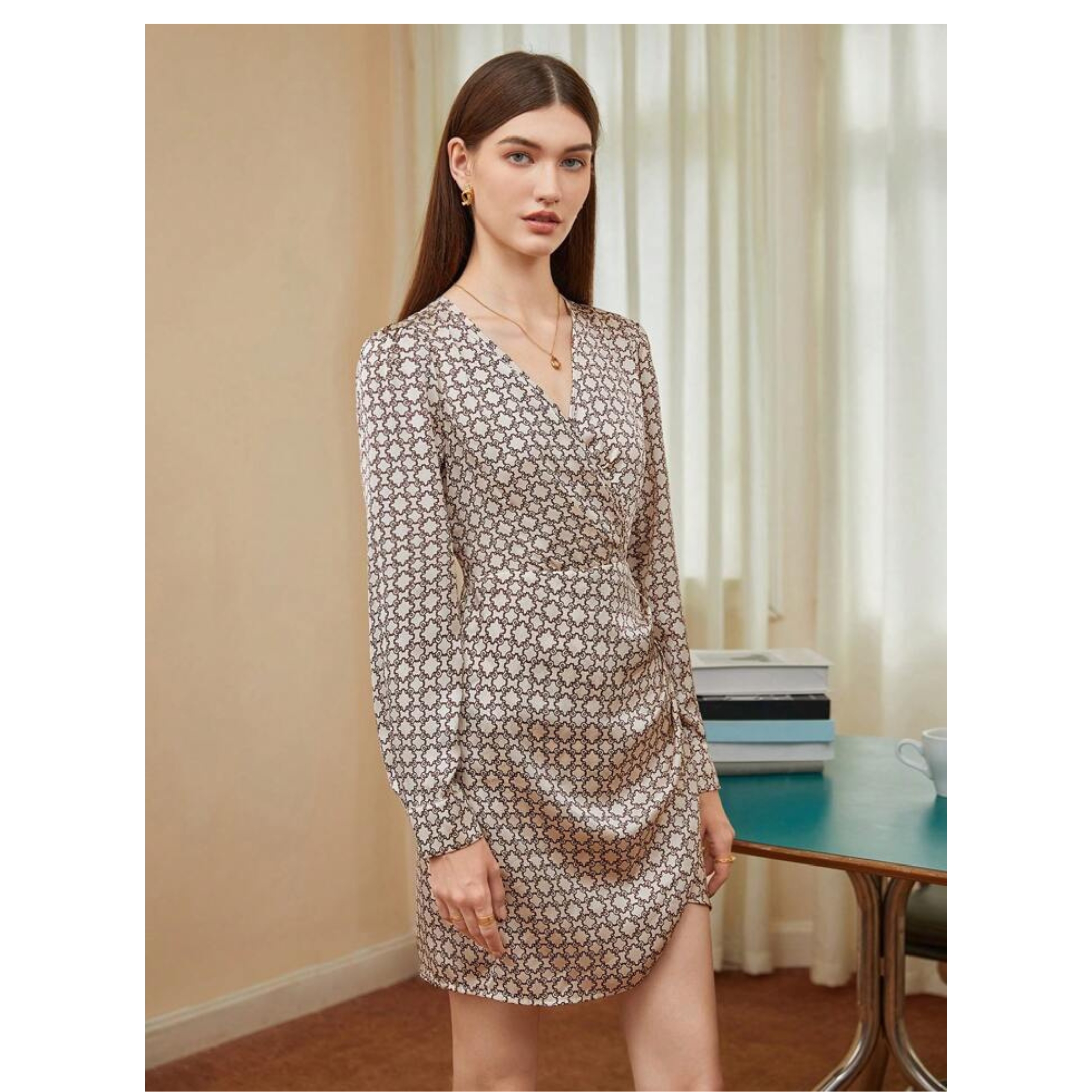 Vestido bajo cruzado con estampado satinado elegante para mujer