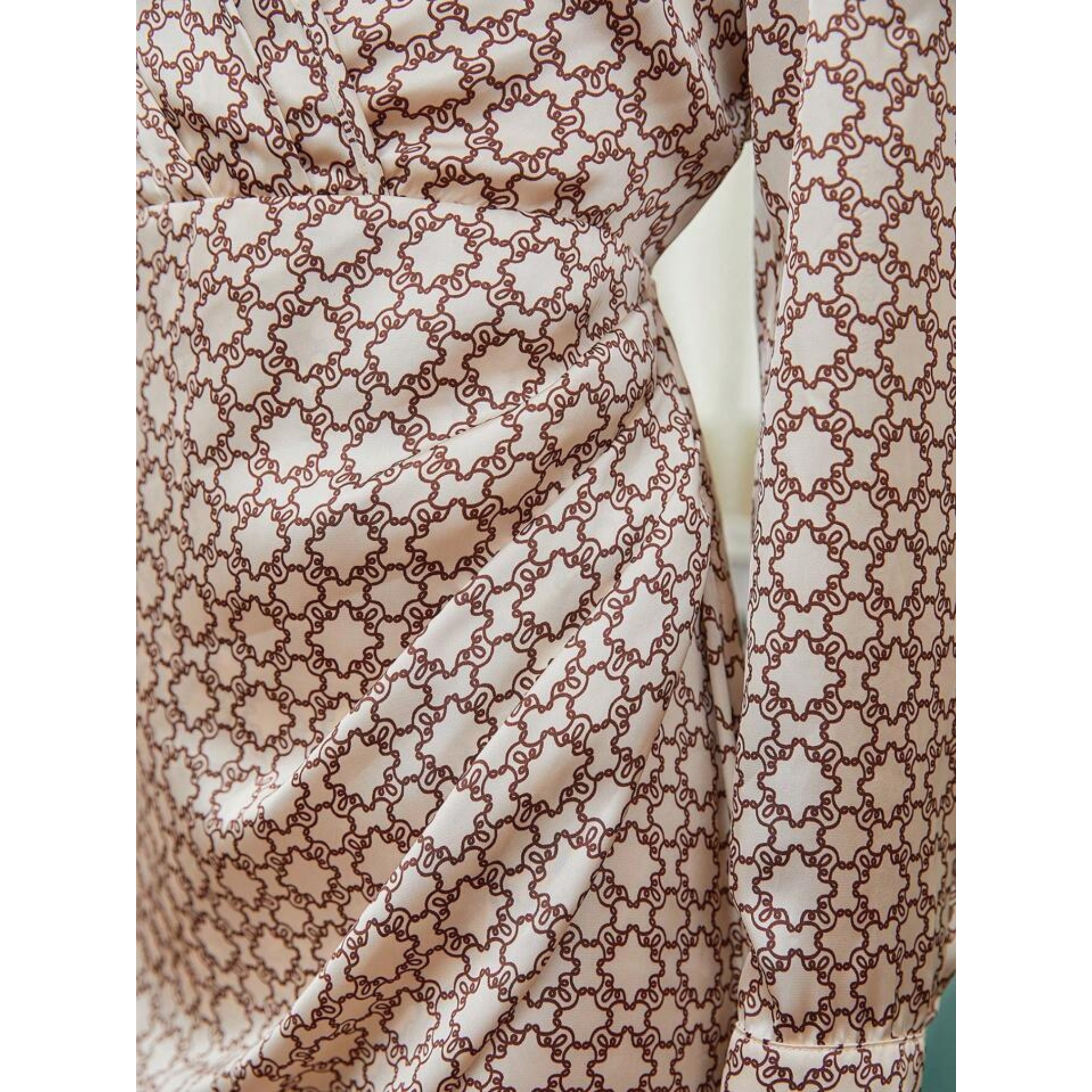 Vestido bajo cruzado con estampado satinado elegante para mujer