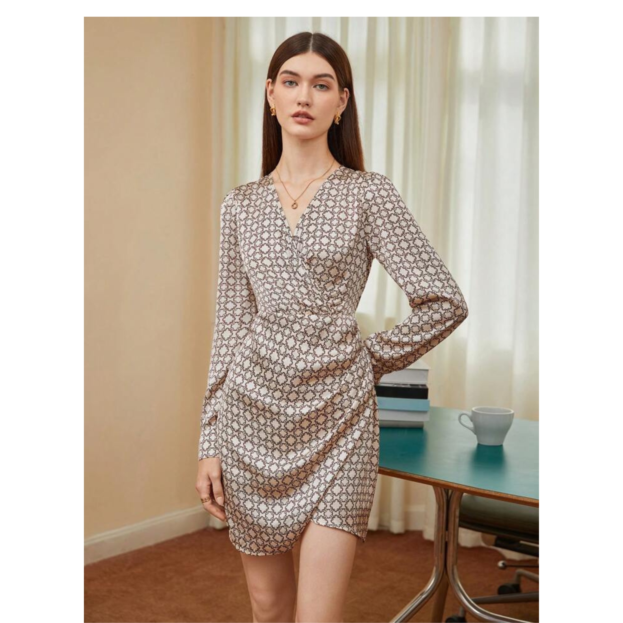 Vestido bajo cruzado con estampado satinado elegante para mujer