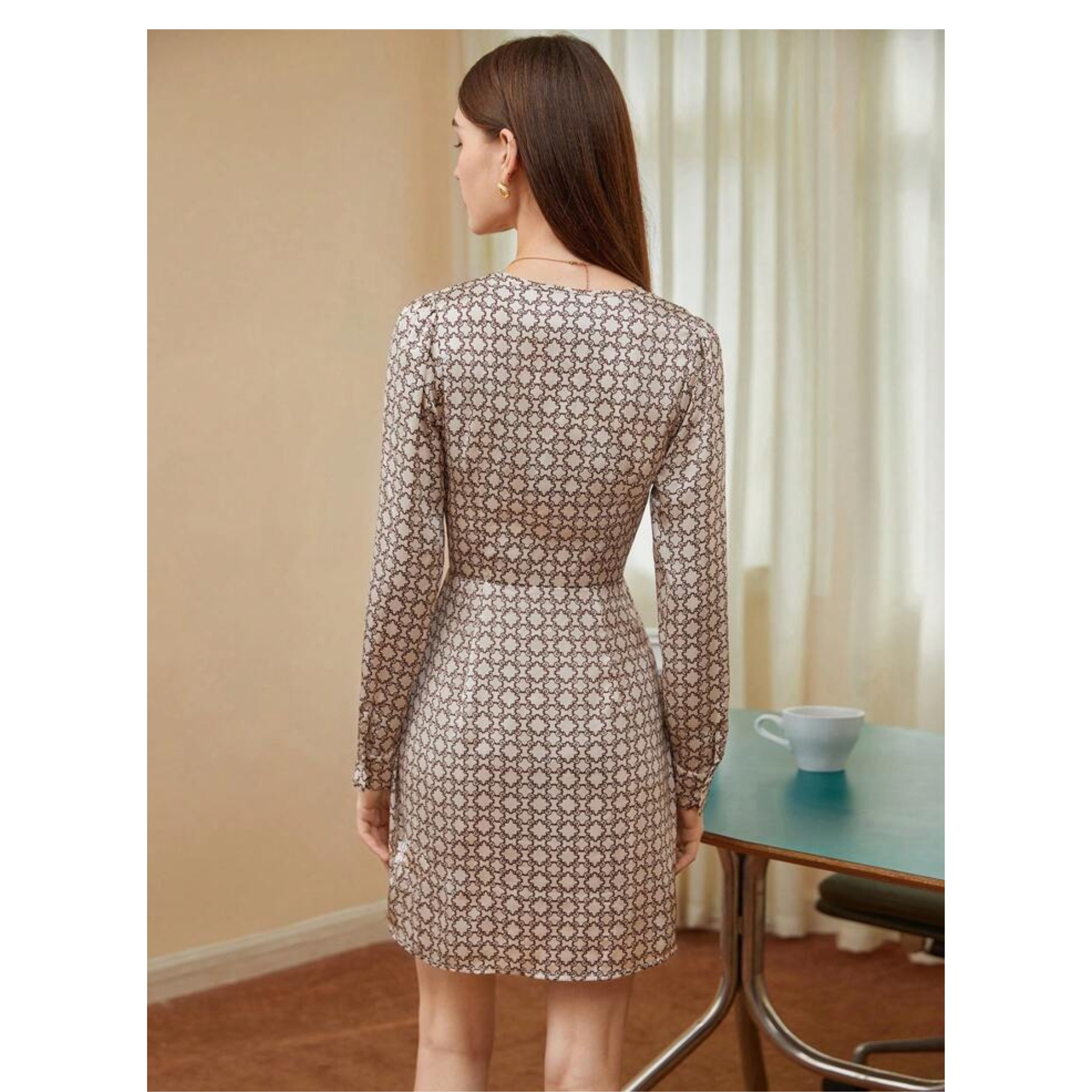 Vestido bajo cruzado con estampado satinado elegante para mujer