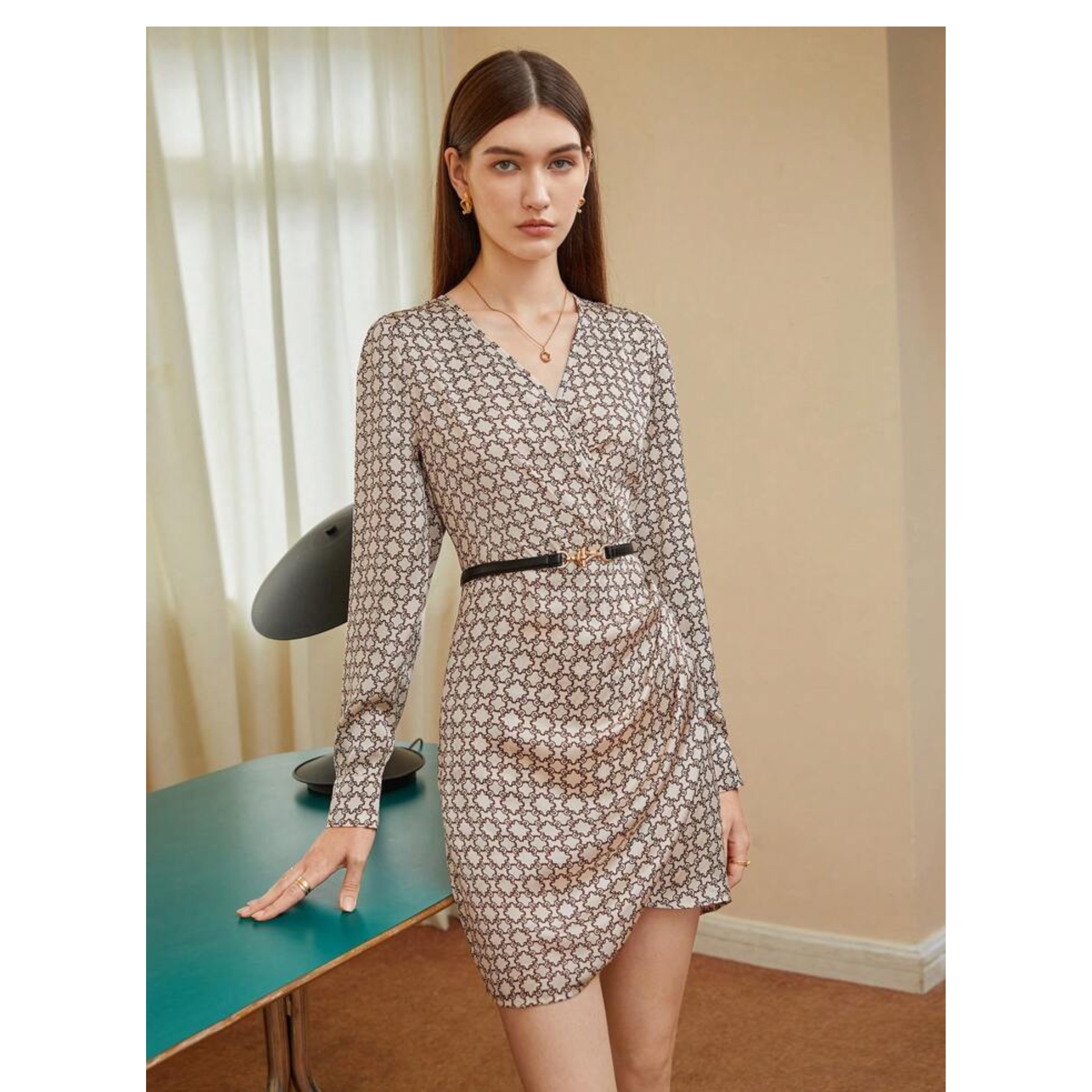 Vestido bajo cruzado con estampado satinado elegante para mujer