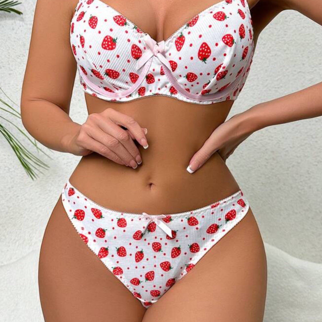 Set de lencería de estampado de fresas con sujetador ajustable con aro para mujer