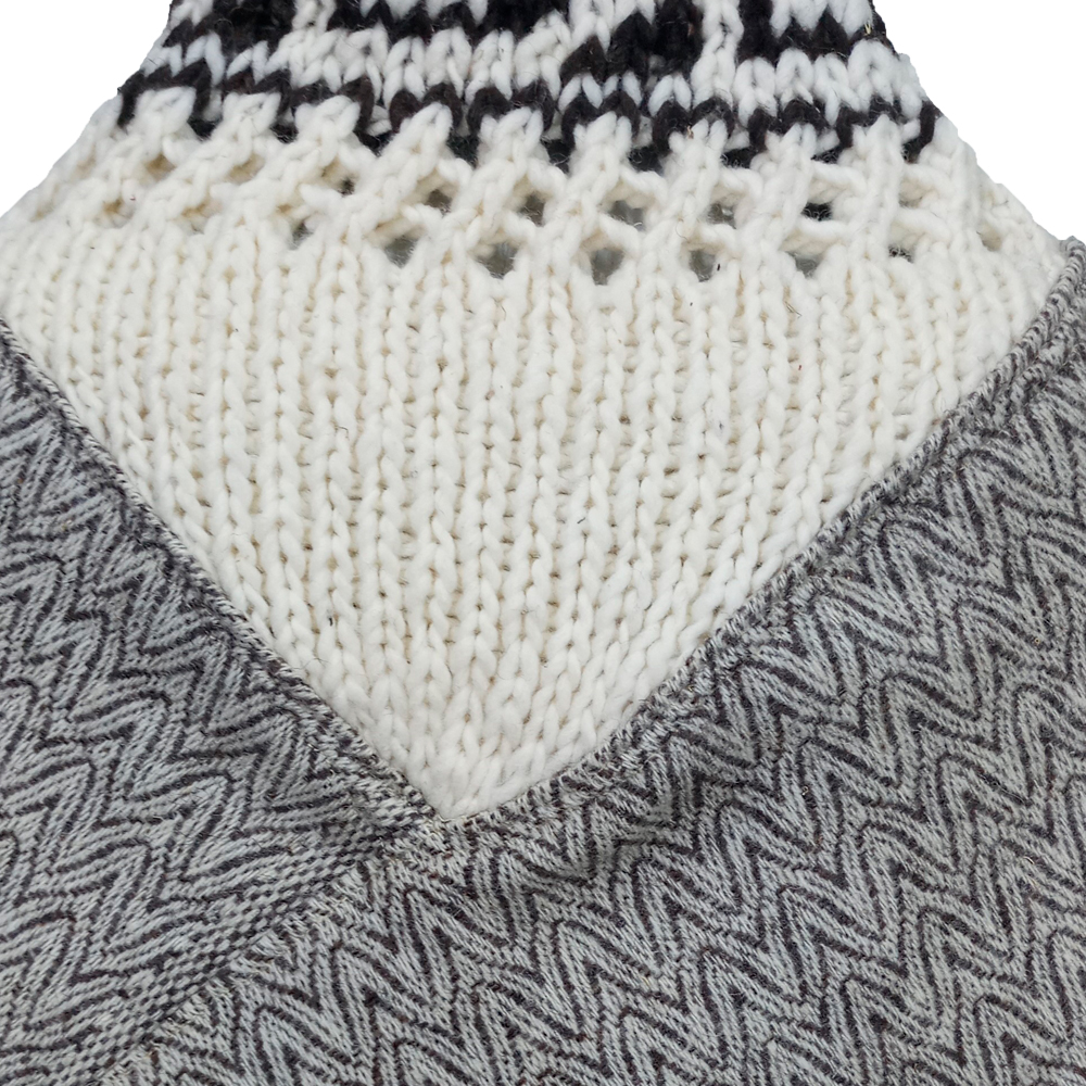 Capa Kimono con cuello tejido de lana natural de oveja 