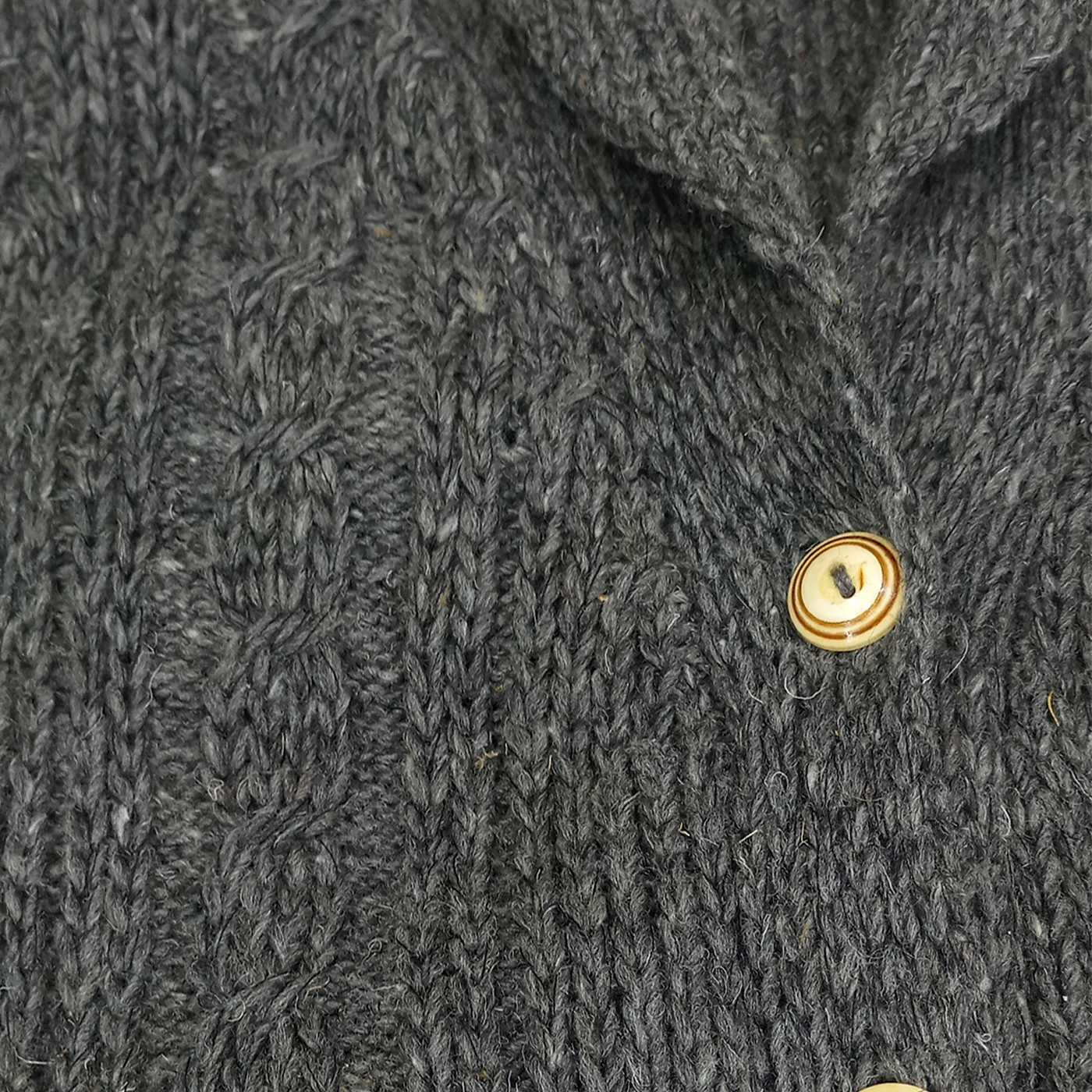 Abrigo Suéter con botones de lana natural de oveja color gris.