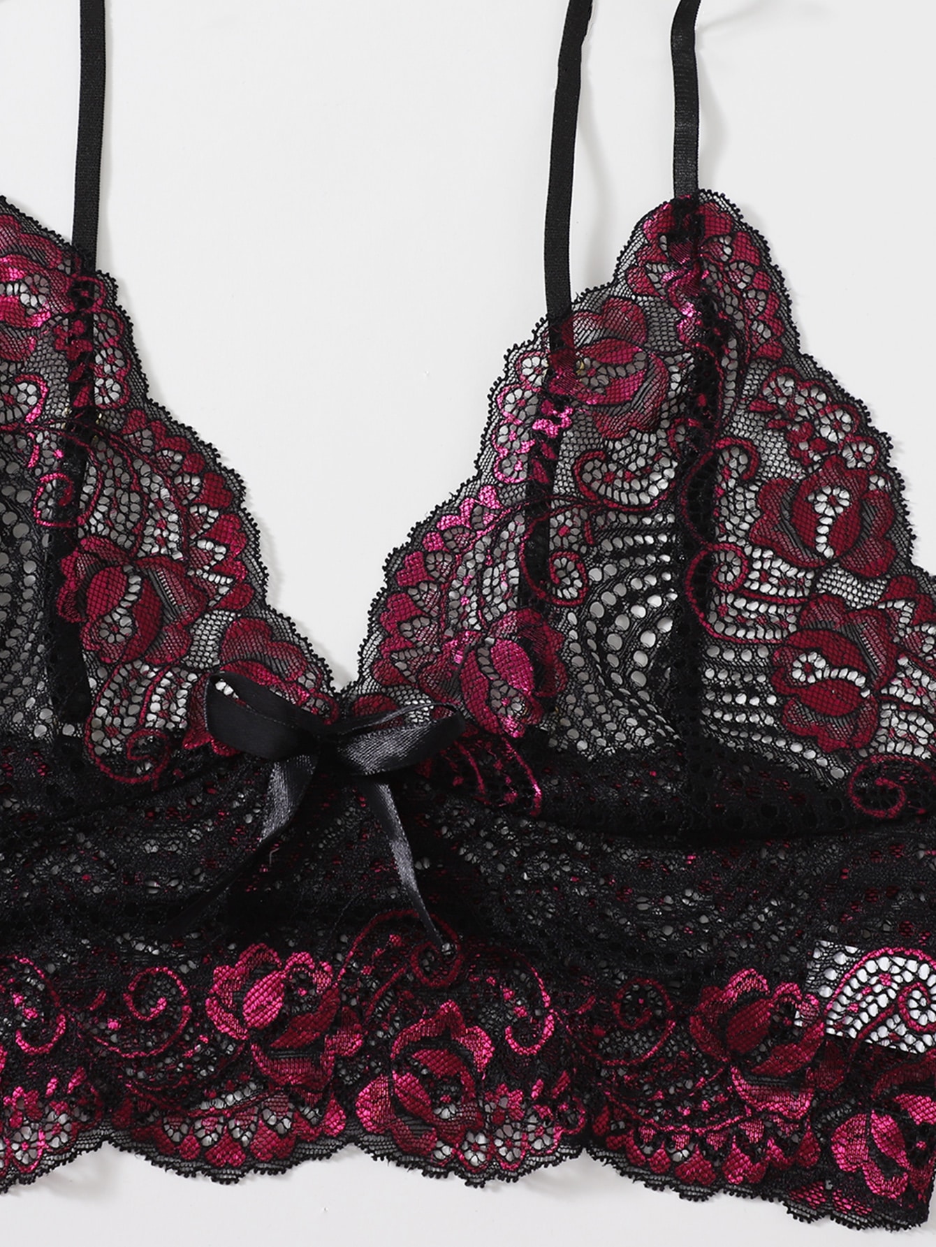 Set de pijama con bralette de encaje y short de satén para mujer.